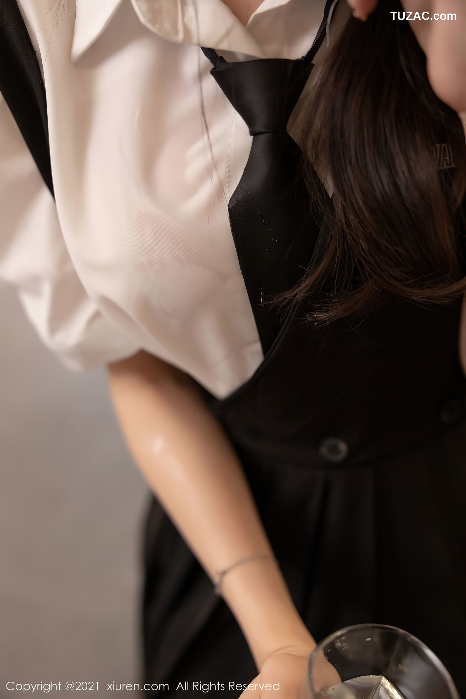 XiuRen秀人网-3643-芝芝Booty-女仆剧情主题黑色内衣白色吊带袜-2021.07.08