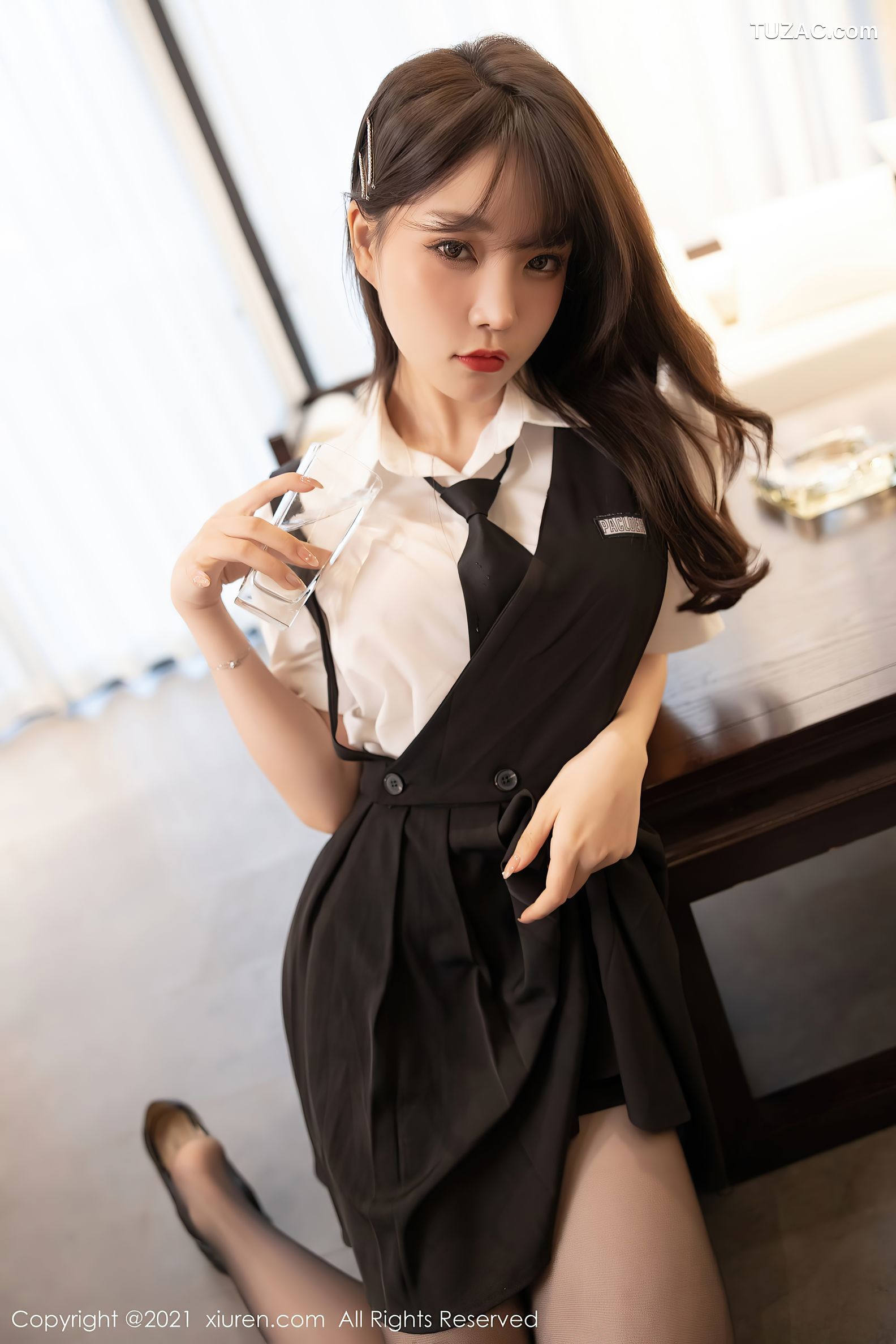 XiuRen秀人网-3643-芝芝Booty-女仆剧情主题黑色内衣白色吊带袜-2021.07.08