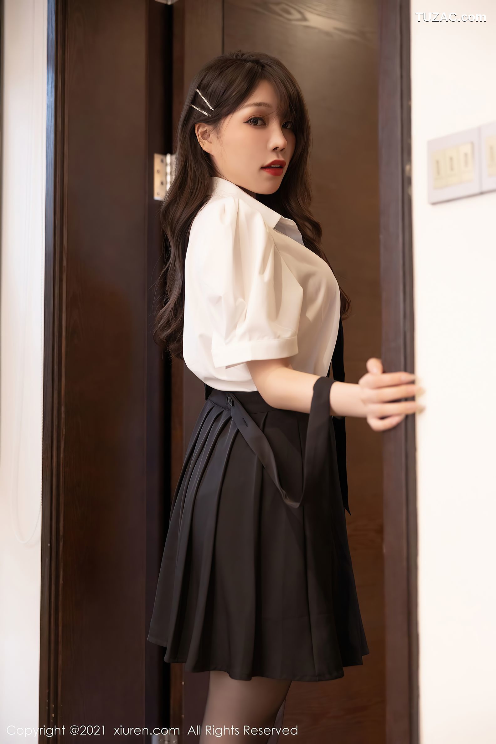 XiuRen秀人网-3643-芝芝Booty-女仆剧情主题黑色内衣白色吊带袜-2021.07.08