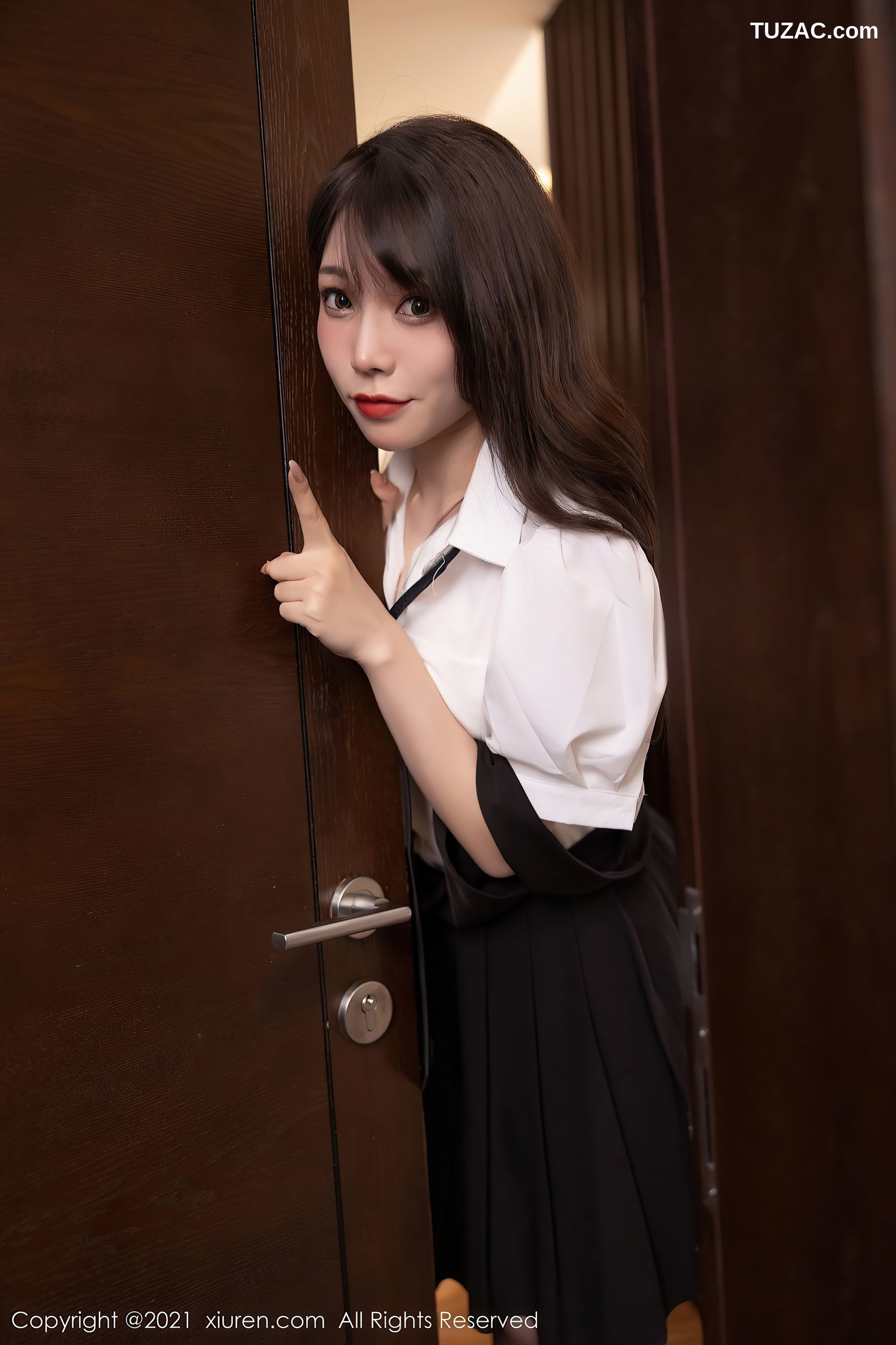 XiuRen秀人网-3643-芝芝Booty-女仆剧情主题黑色内衣白色吊带袜-2021.07.08