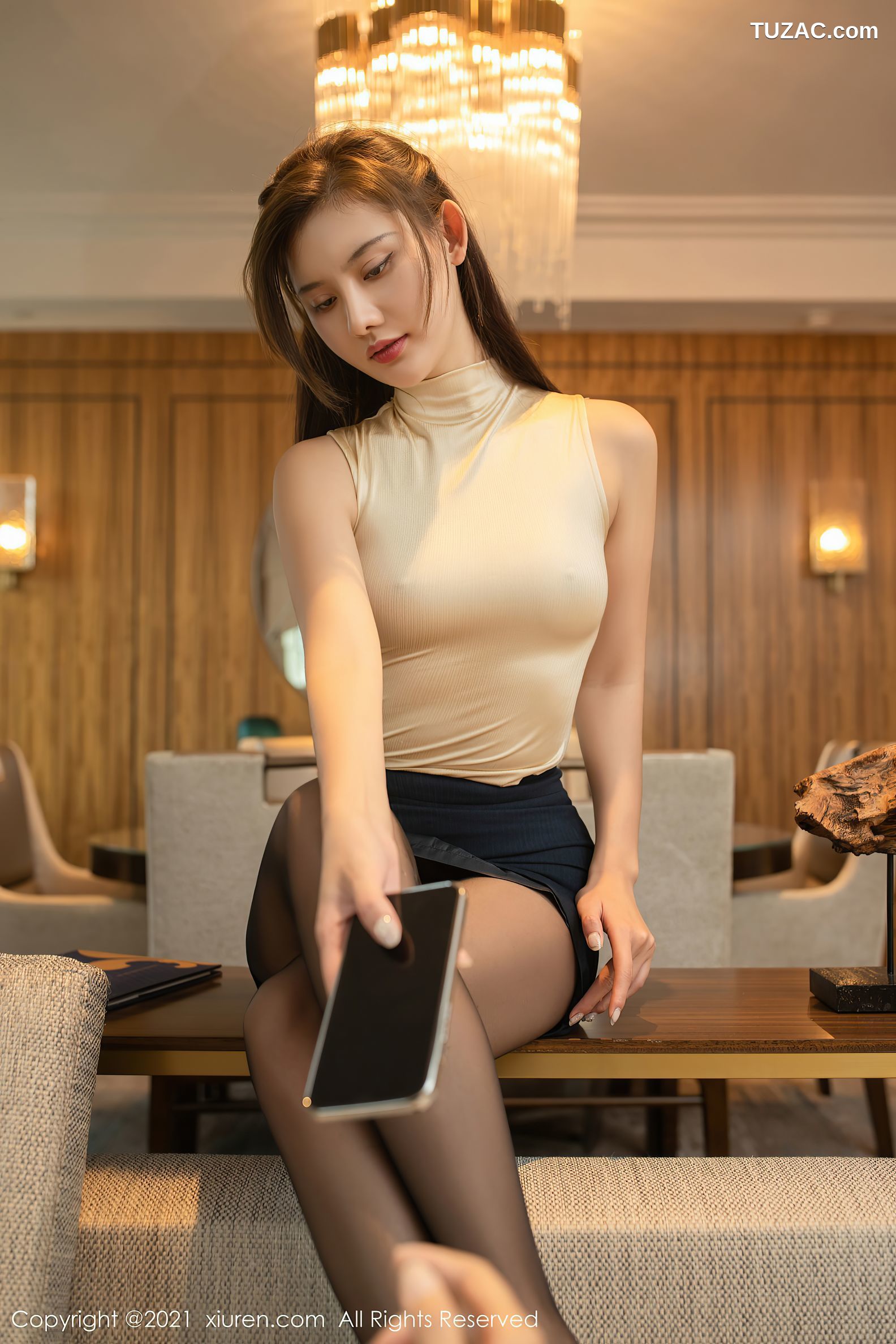 XiuRen秀人网-3684-就是阿朱啊-澳门旅拍沙发黑丝裤袜-2021.07.19