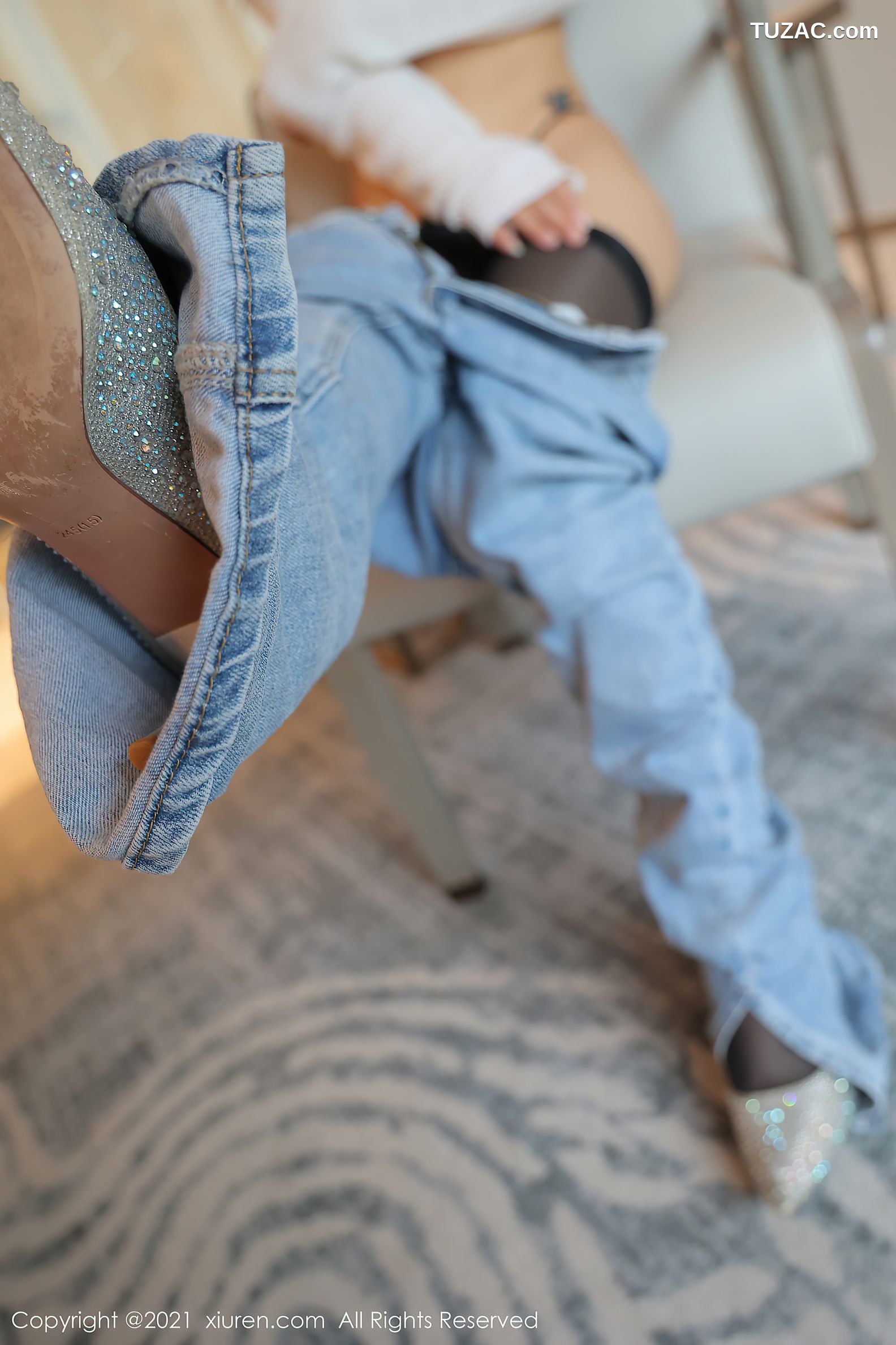 XiuRen秀人网-3695-星萌-洁白动人毛衣黑丝裤袜半撩-2021.07.21