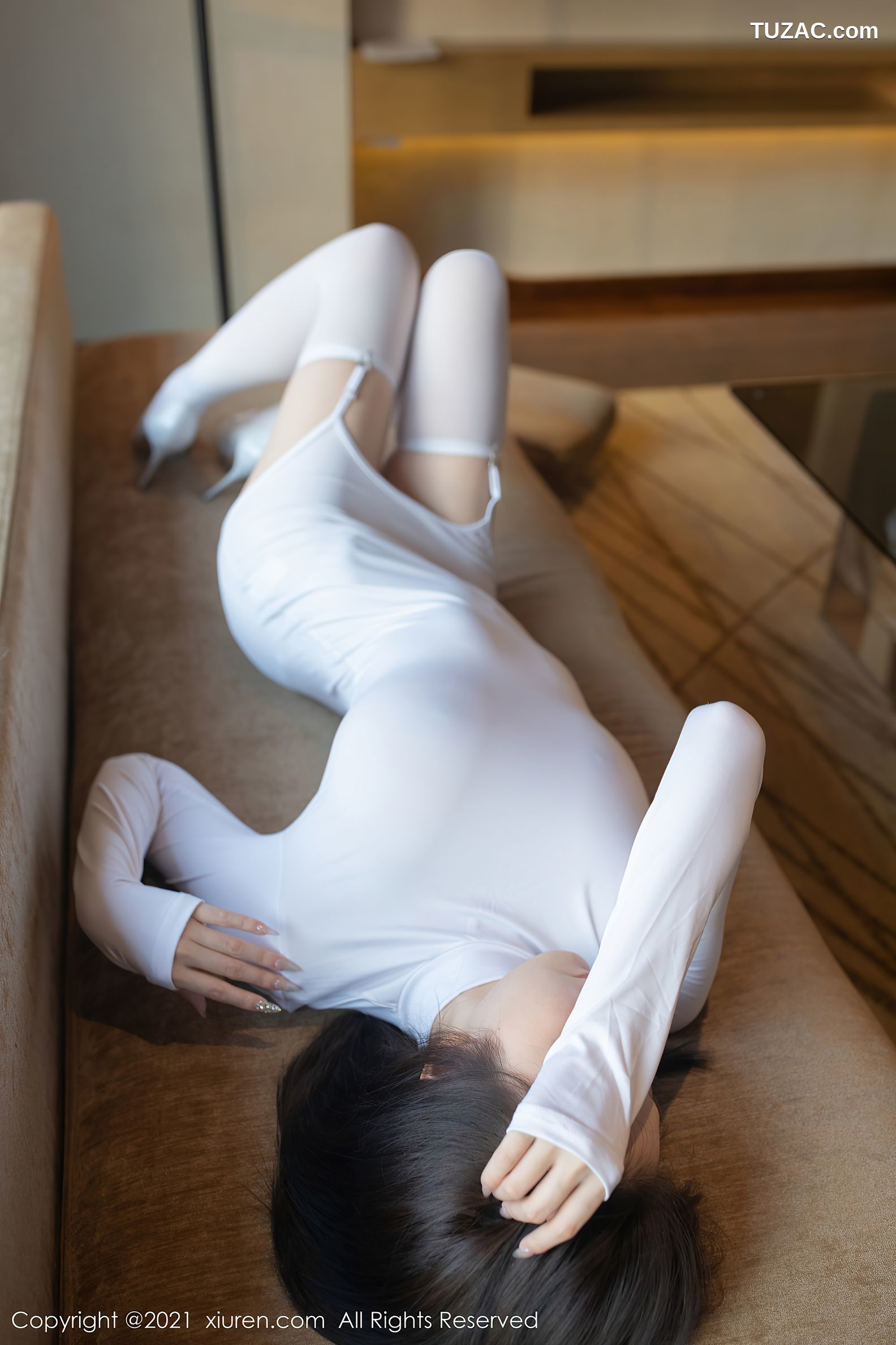 XiuRen秀人网-3697-安然Maleah-洁白动人服饰白丝吊带袜-2021.07.21