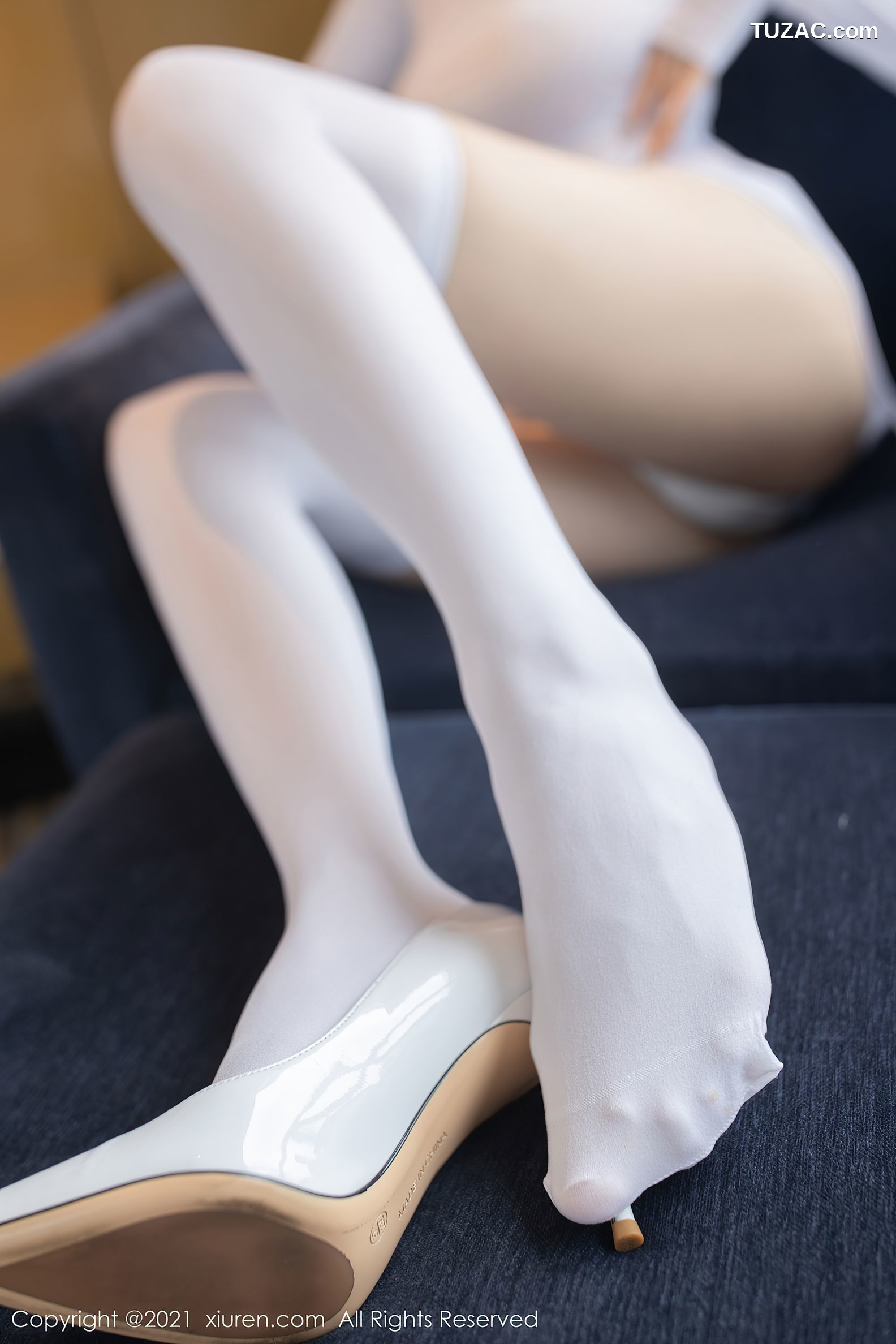 XiuRen秀人网-3697-安然Maleah-洁白动人服饰白丝吊带袜-2021.07.21