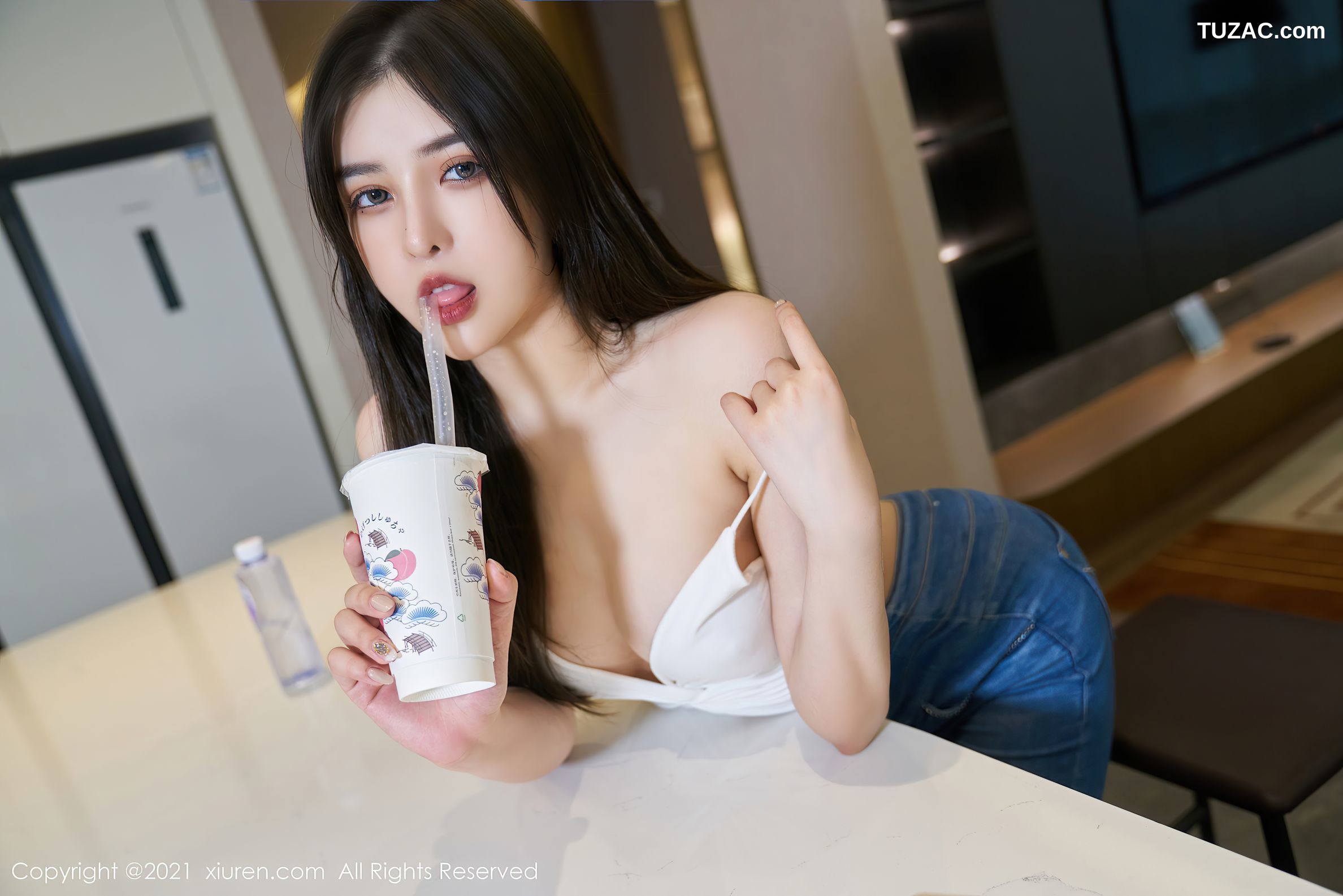 XiuRen秀人网-3702-韩静安-白色吊带紧身牛仔裤黑丝裤袜-2021.07.22