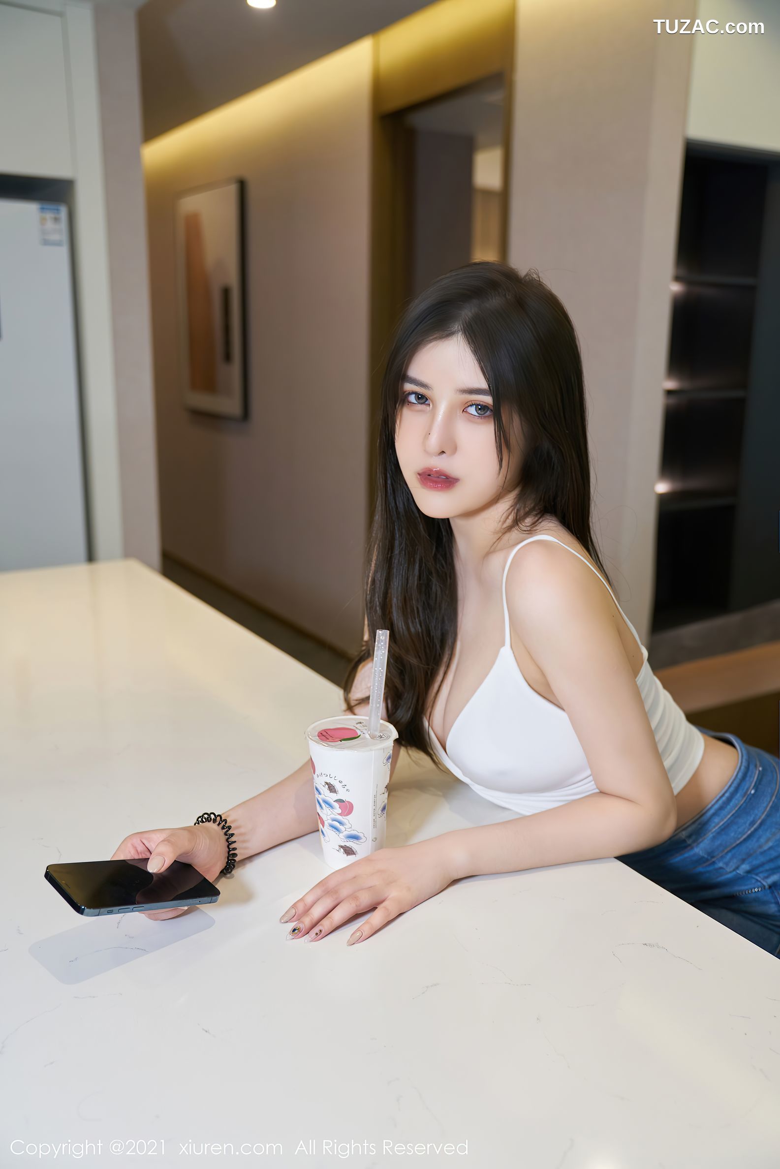 XiuRen秀人网-3702-韩静安-白色吊带紧身牛仔裤黑丝裤袜-2021.07.22