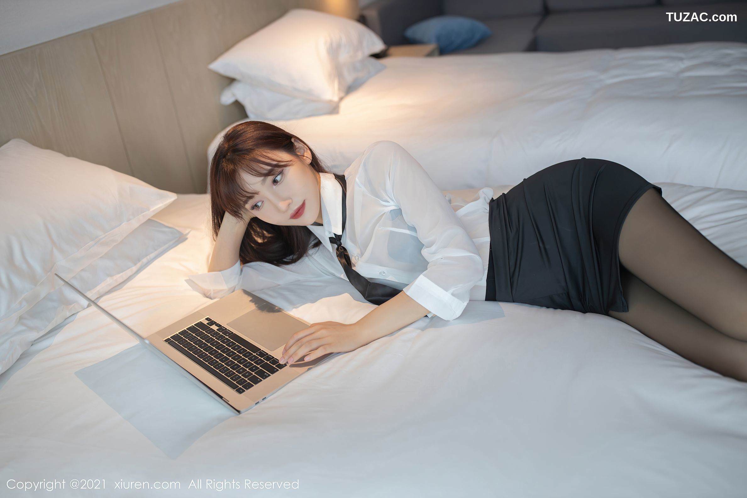 XiuRen秀人网-3705-陆萱萱-出差剧情主题酒店床上性感内衣黑丝-2021.07.22