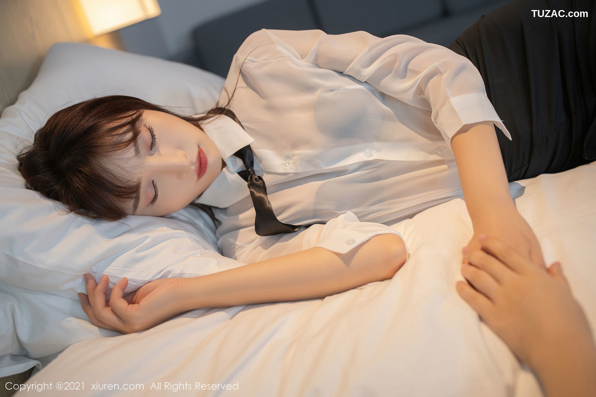 XiuRen秀人网-3705-陆萱萱-出差剧情主题酒店床上性感内衣黑丝-2021.07.22