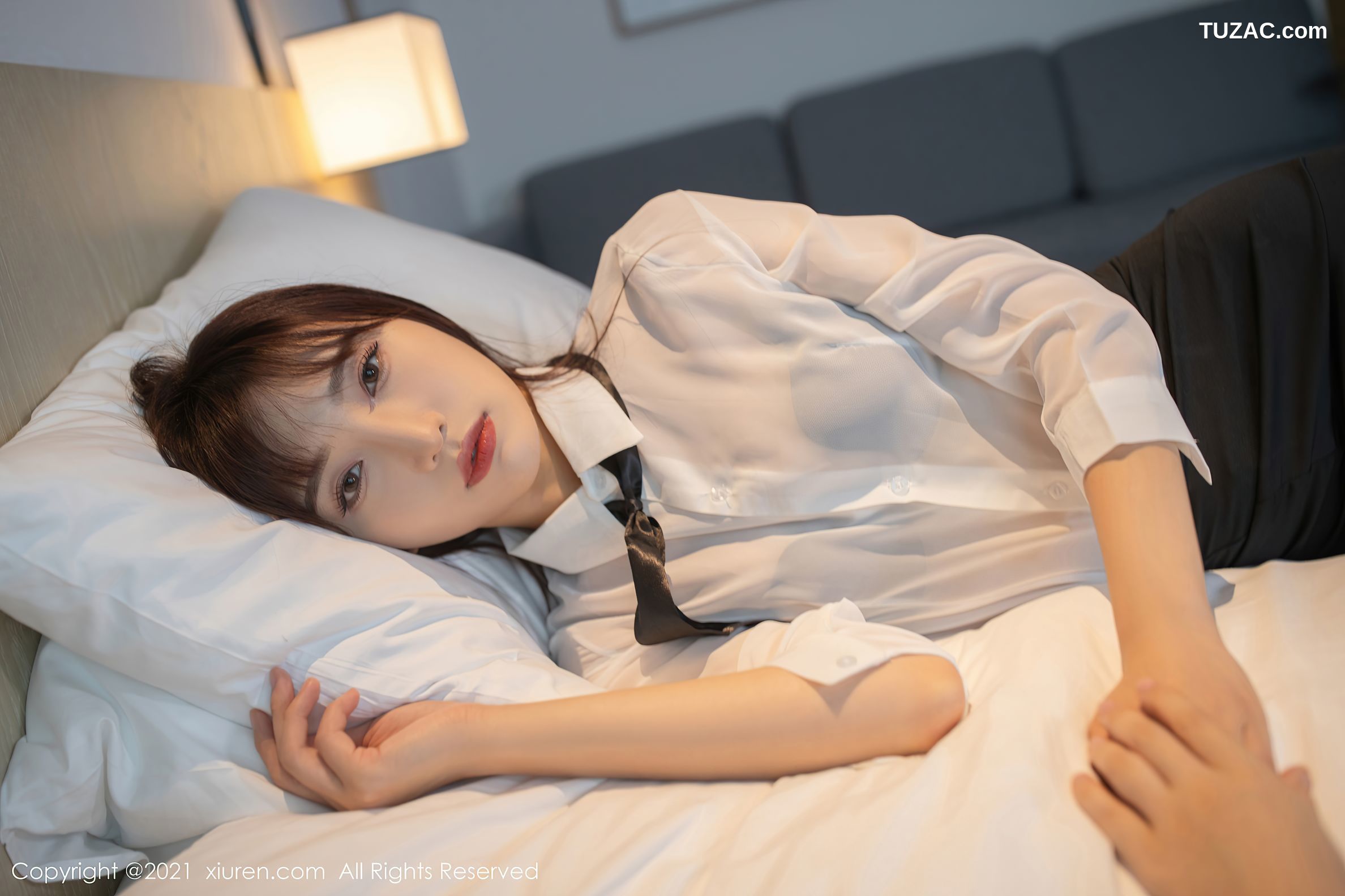 XiuRen秀人网-3705-陆萱萱-出差剧情主题酒店床上性感内衣黑丝-2021.07.22
