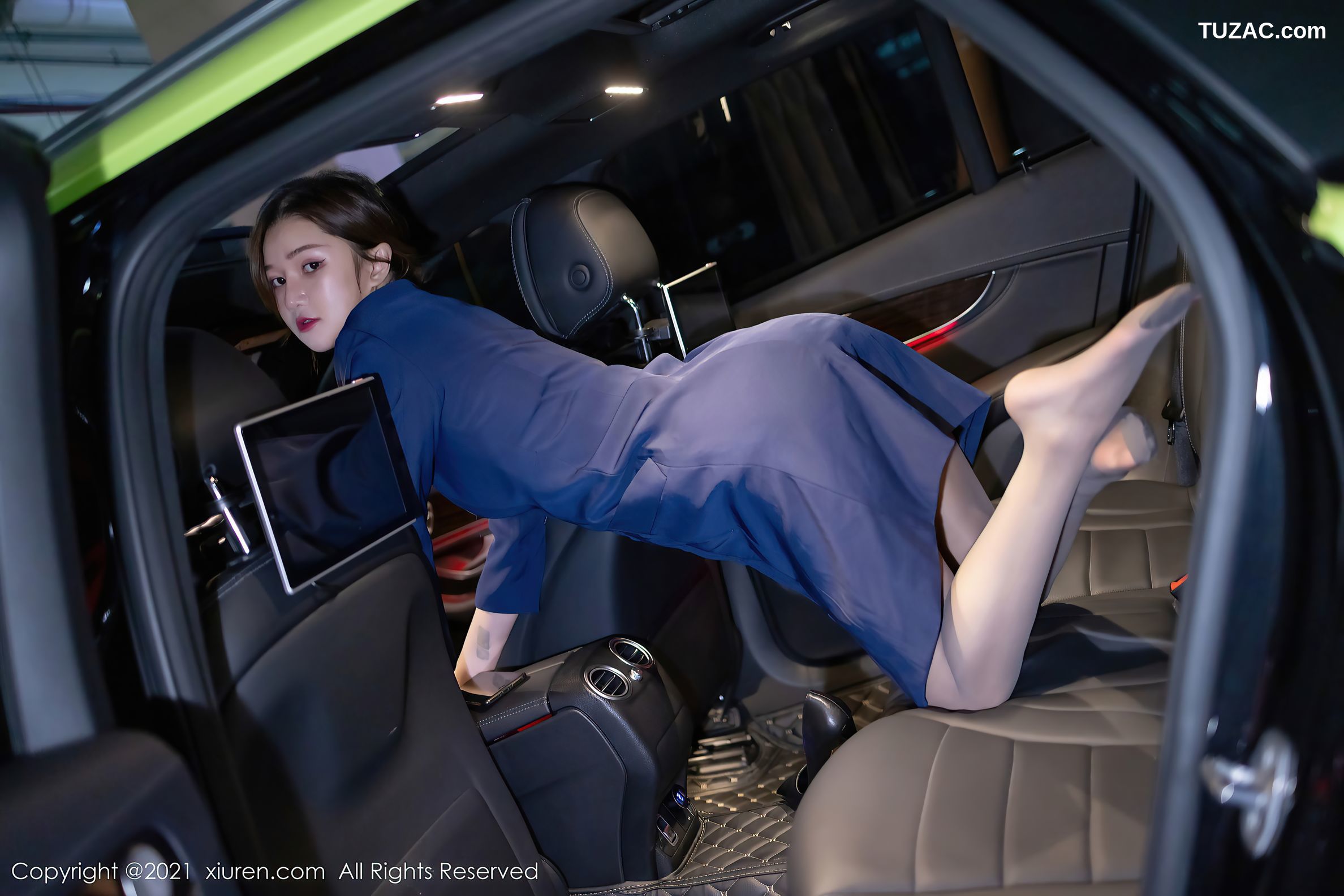 XiuRen秀人网-3717-文芮-职业空姐制服主题豪车里超薄黑丝-2021.07.27
