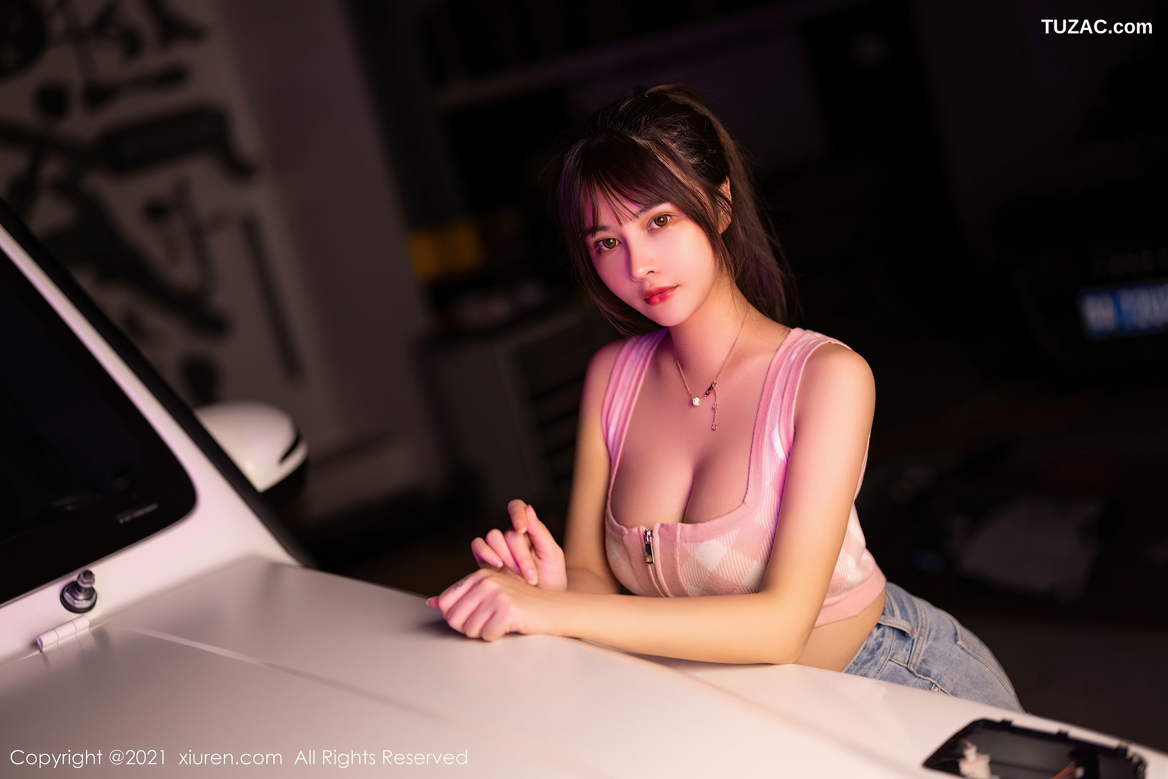 XiuRen秀人网-3725-萌奈子-香车与美人主题性感牛仔短裙-2021.07.28