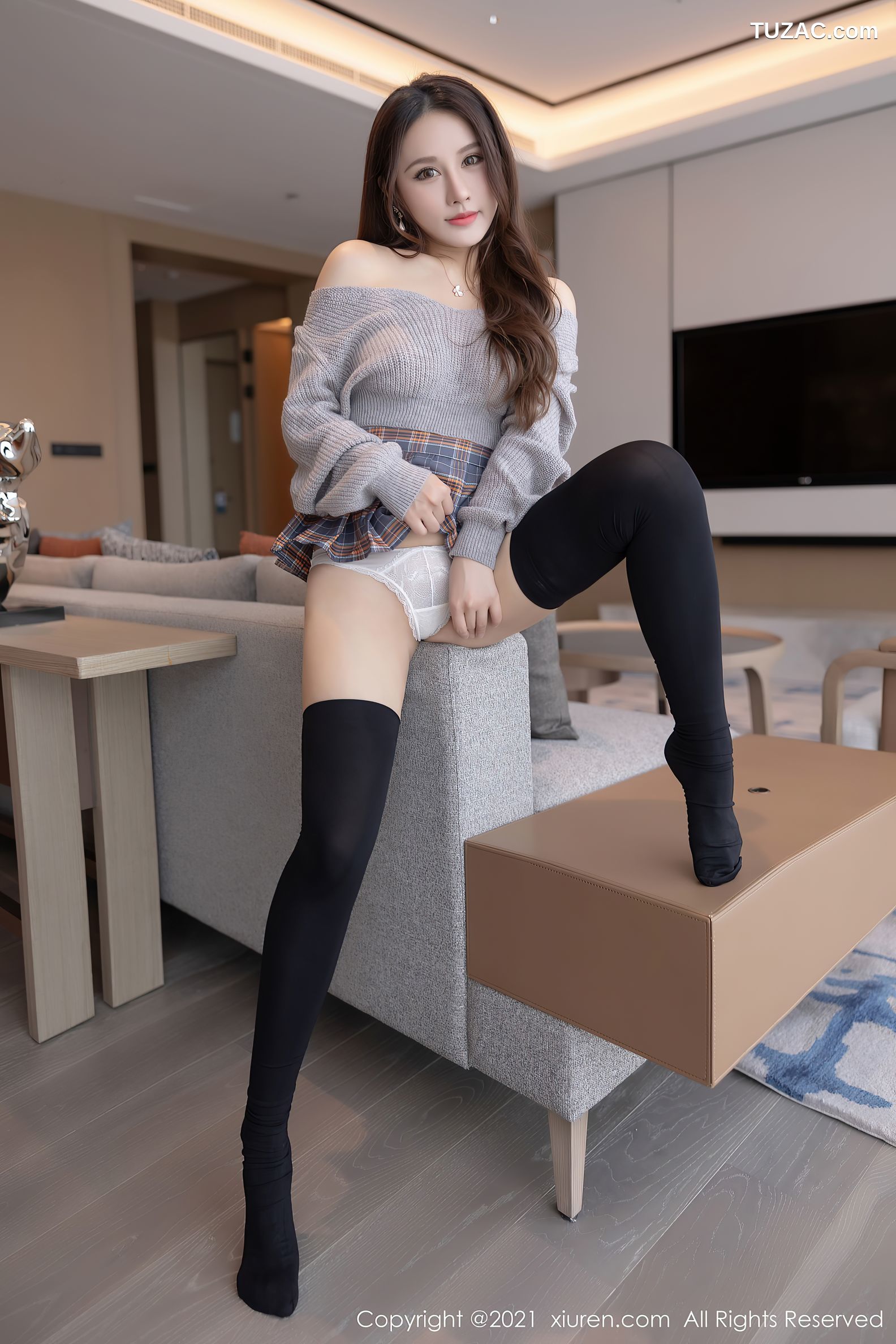 XiuRen秀人网-3733-徐安安-江浙沪旅拍格子裙镂空毛衣-2021.07.29