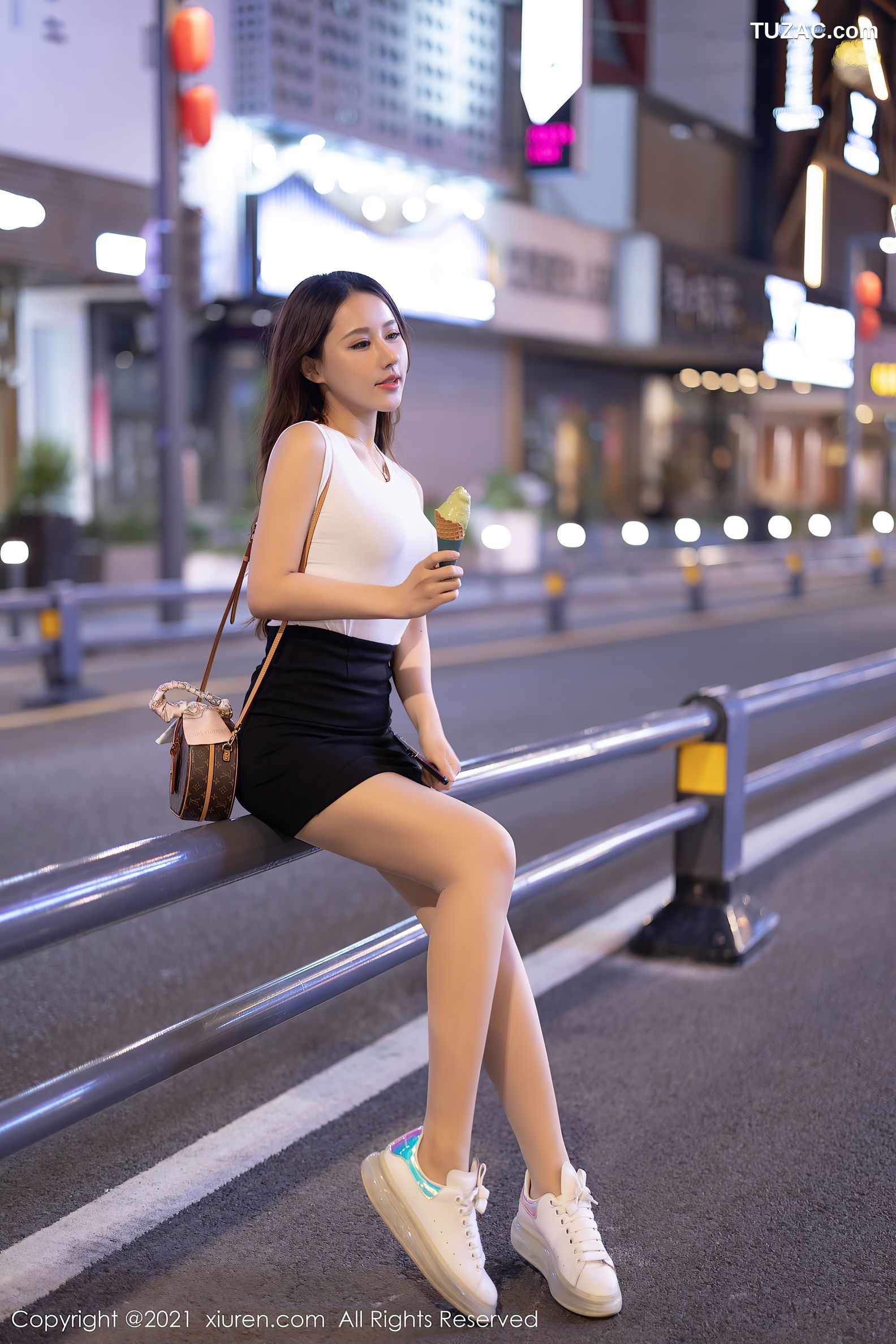 XiuRen秀人网-3733-徐安安-江浙沪旅拍格子裙镂空毛衣-2021.07.29