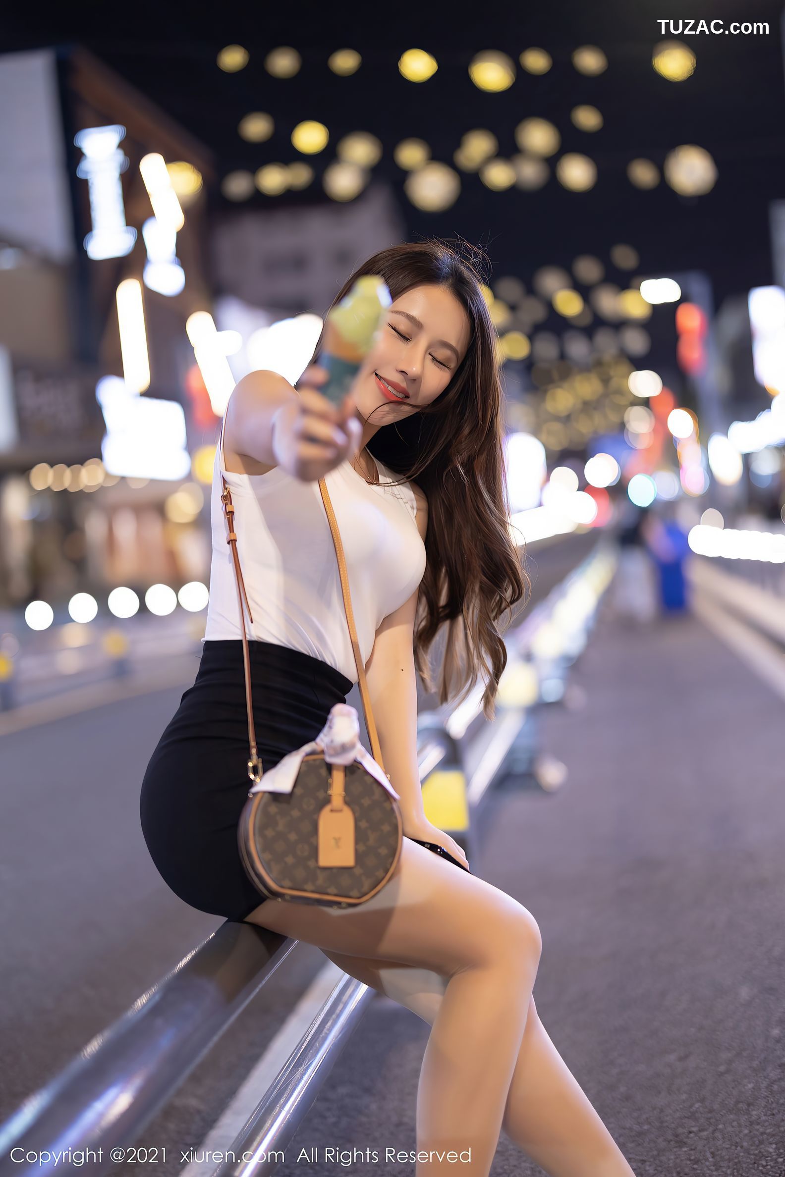 XiuRen秀人网-3733-徐安安-江浙沪旅拍格子裙镂空毛衣-2021.07.29