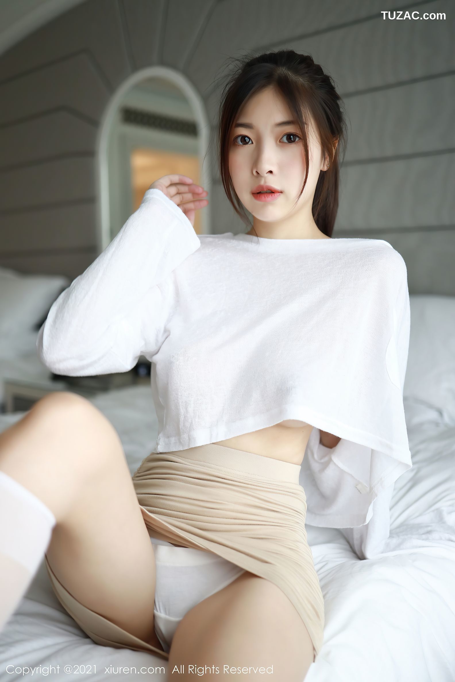 XiuRen秀人网-3792-明日花桃桃-澳门旅拍薄透动人白T短裙-2021.08.12