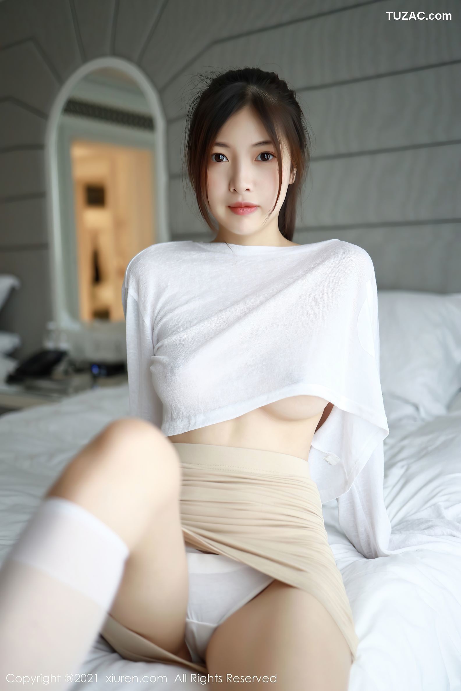 XiuRen秀人网-3792-明日花桃桃-澳门旅拍薄透动人白T短裙-2021.08.12