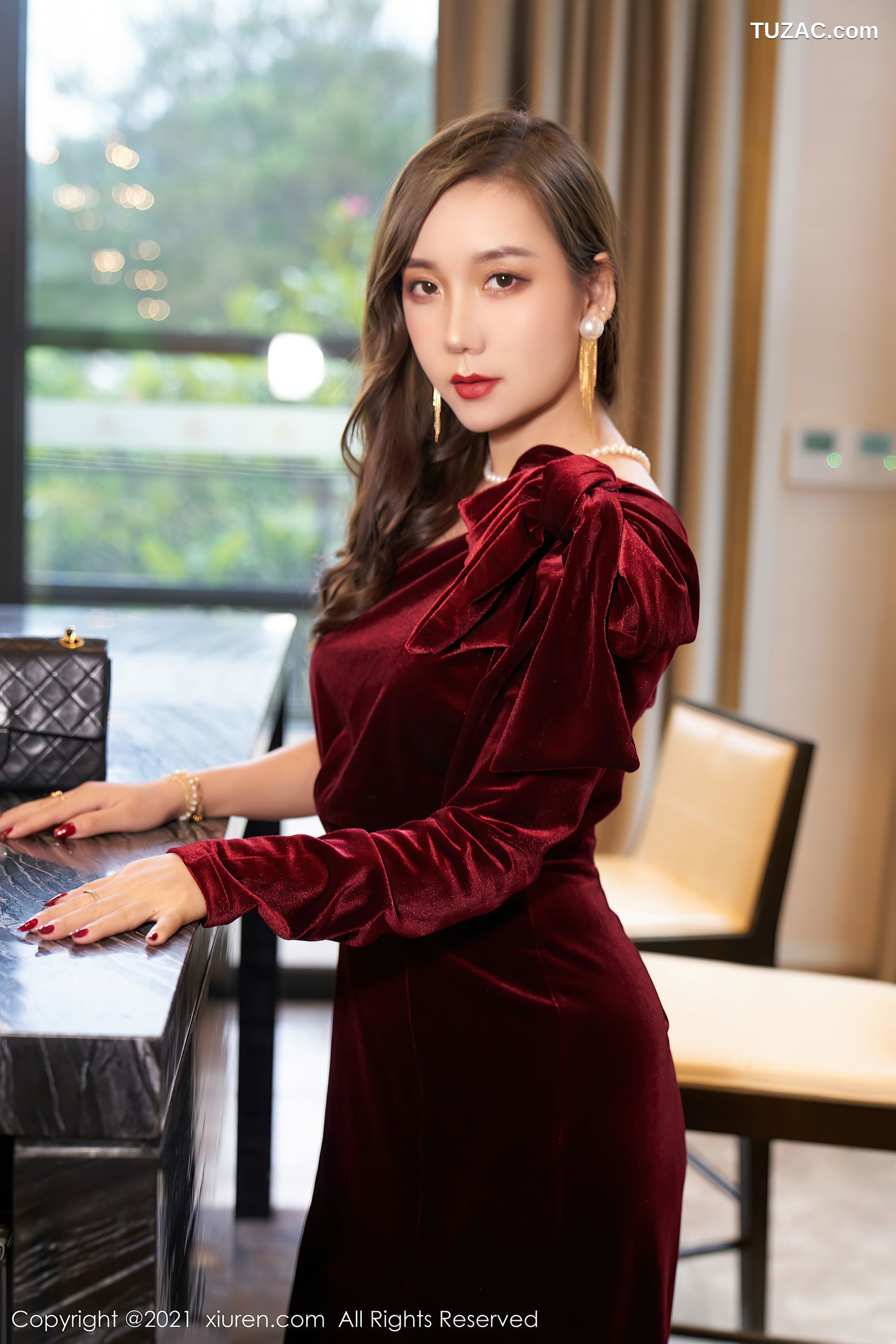 XiuRen秀人网-3807-艾静香-大理旅拍猩红华丽礼裙黑丝吊带袜-2021.08.17