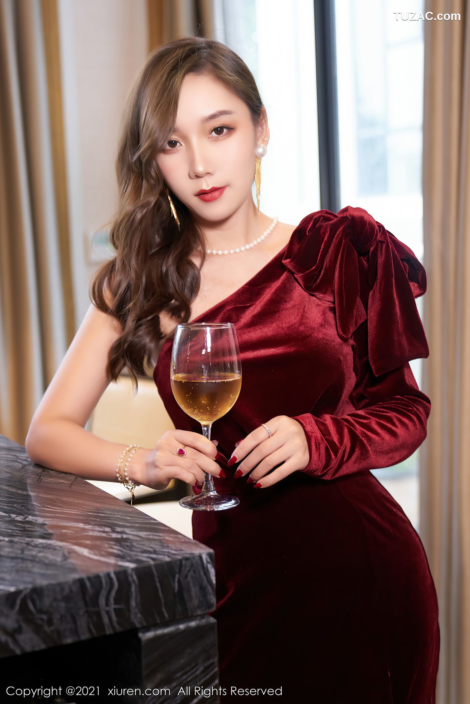 XiuRen秀人网-3807-艾静香-大理旅拍猩红华丽礼裙黑丝吊带袜-2021.08.17