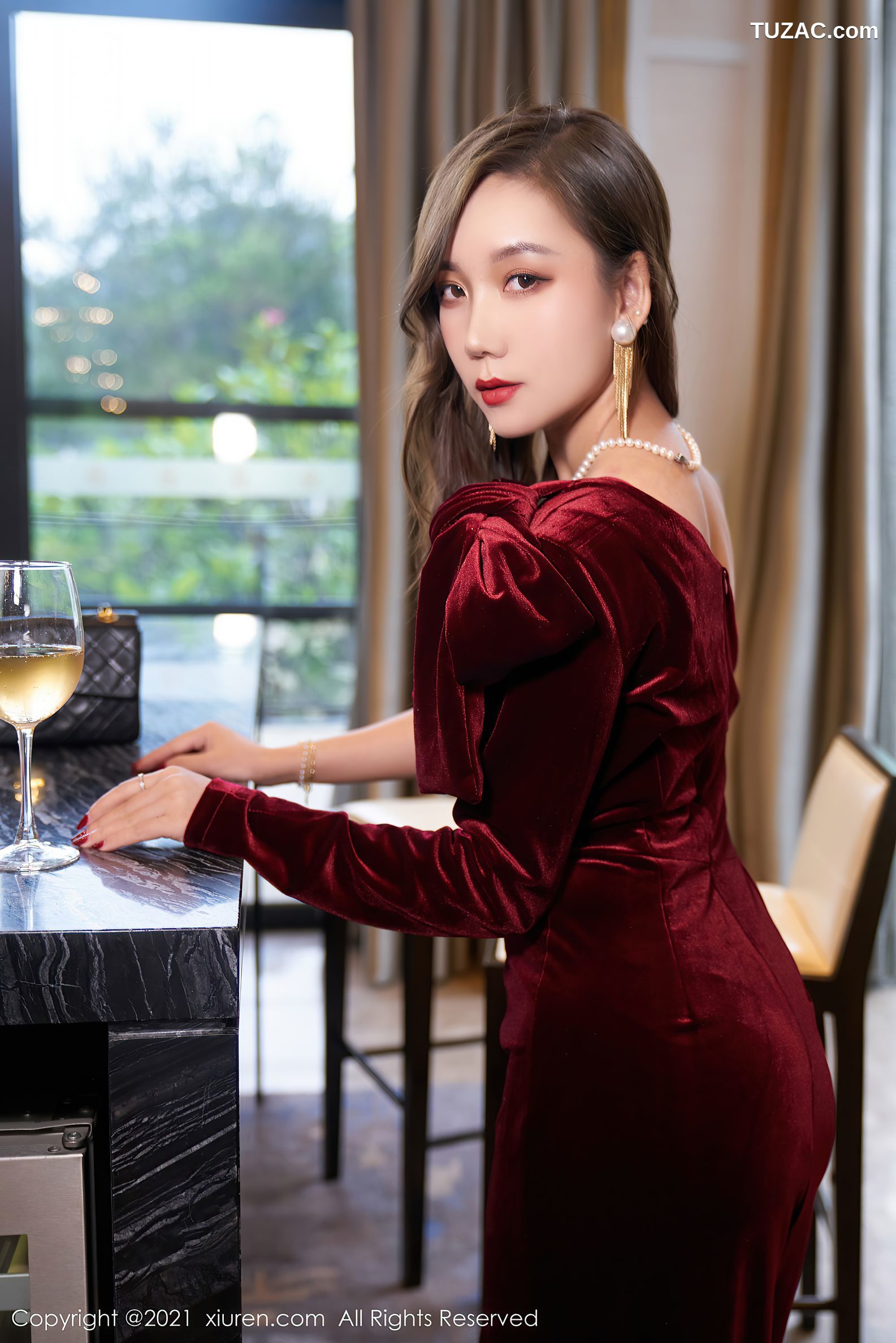 XiuRen秀人网-3807-艾静香-大理旅拍猩红华丽礼裙黑丝吊带袜-2021.08.17