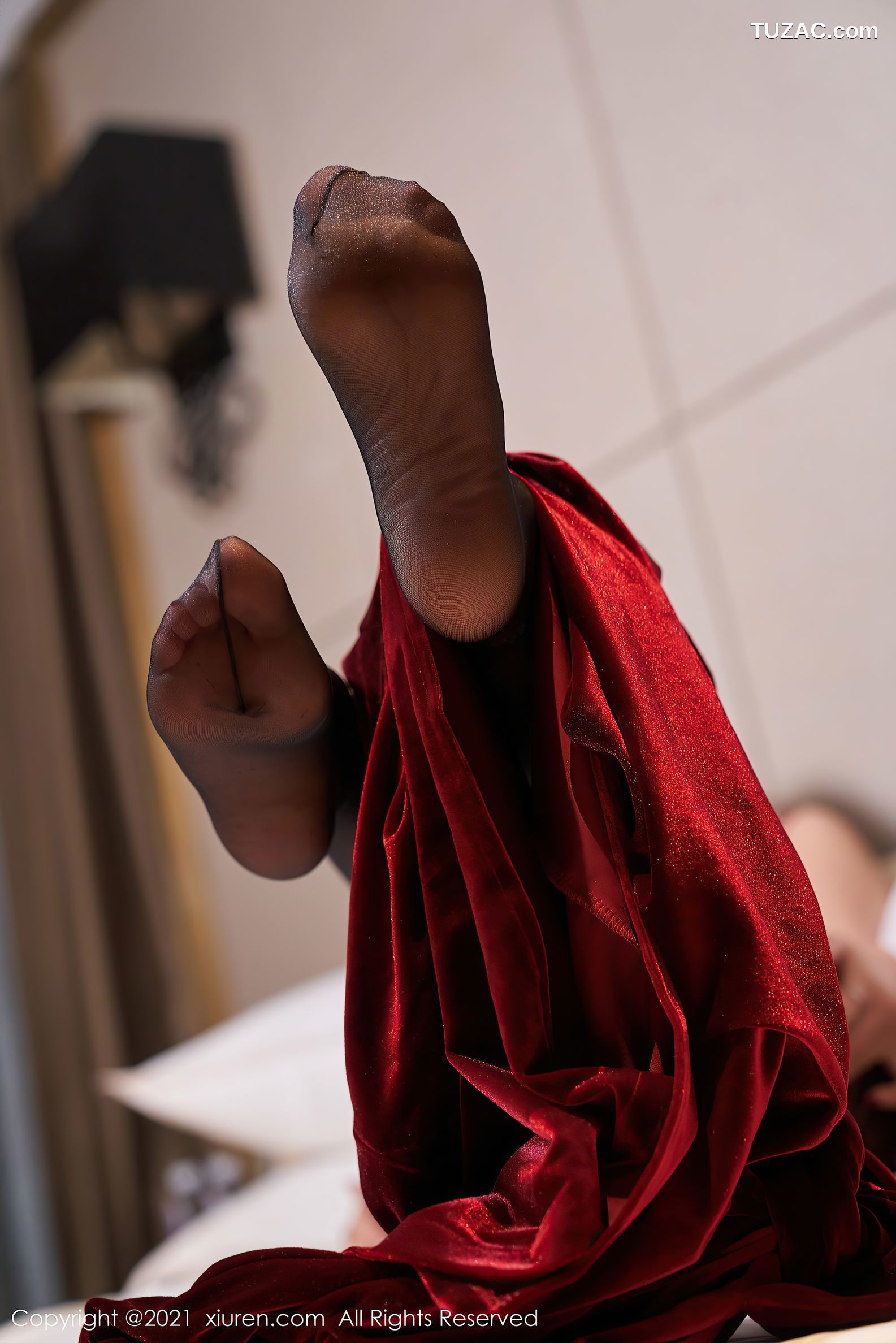 XiuRen秀人网-3807-艾静香-大理旅拍猩红华丽礼裙黑丝吊带袜-2021.08.17