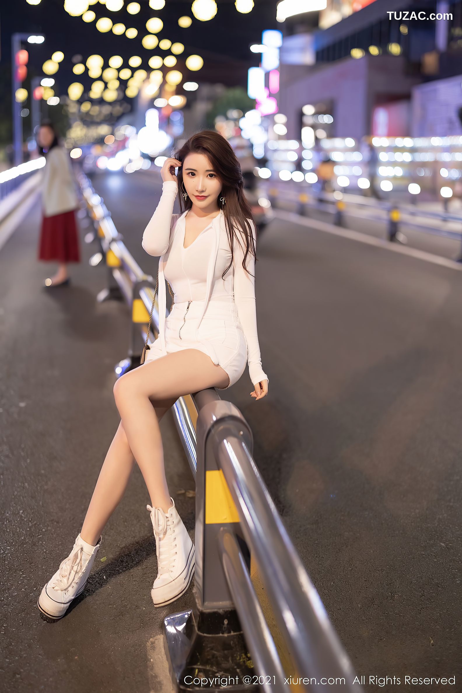 XiuRen秀人网-3816-Cherry绯月樱-江浙沪旅拍白色紧身服饰肉丝裤袜-2021.08.18
