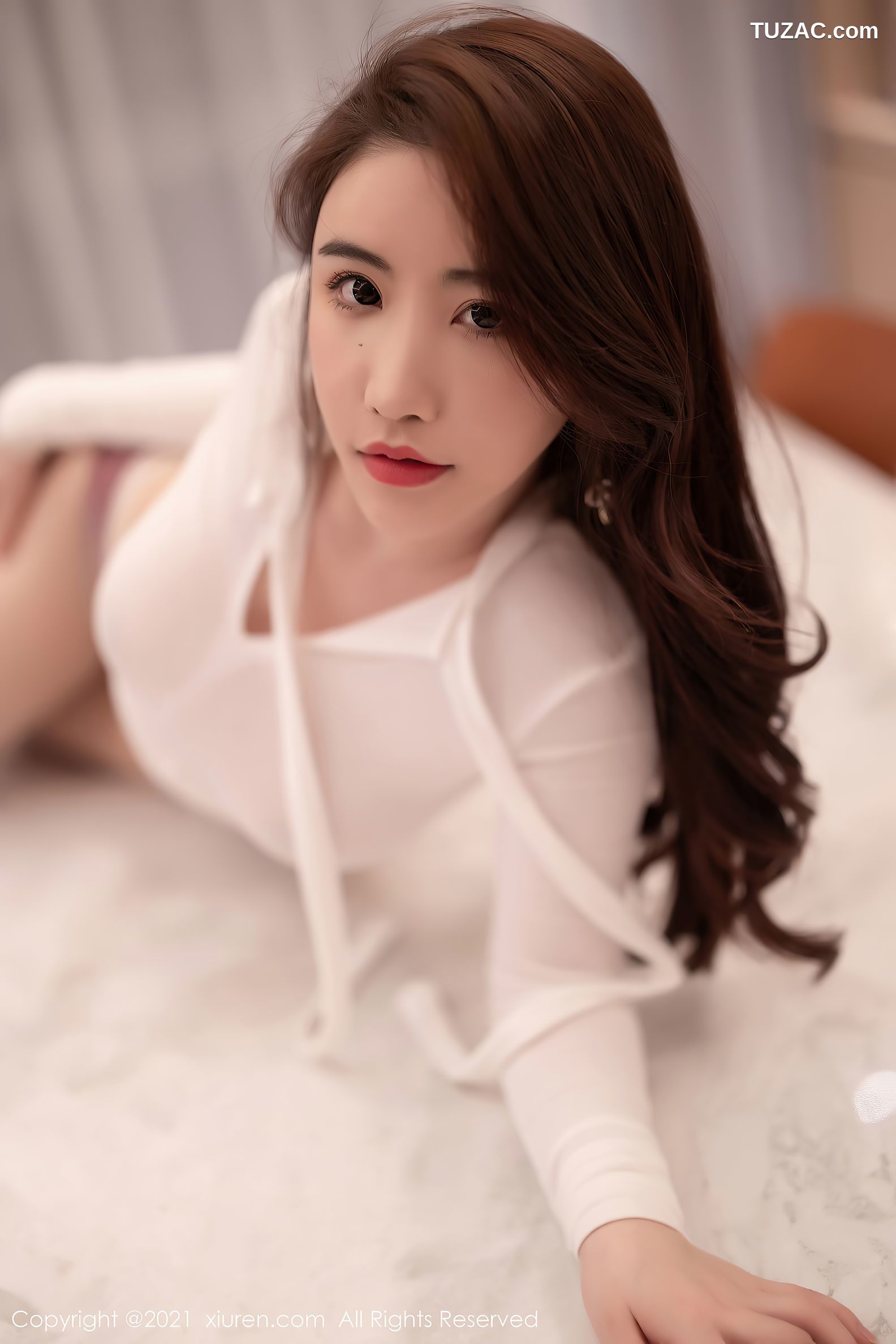 XiuRen秀人网-3816-Cherry绯月樱-江浙沪旅拍白色紧身服饰肉丝裤袜-2021.08.18