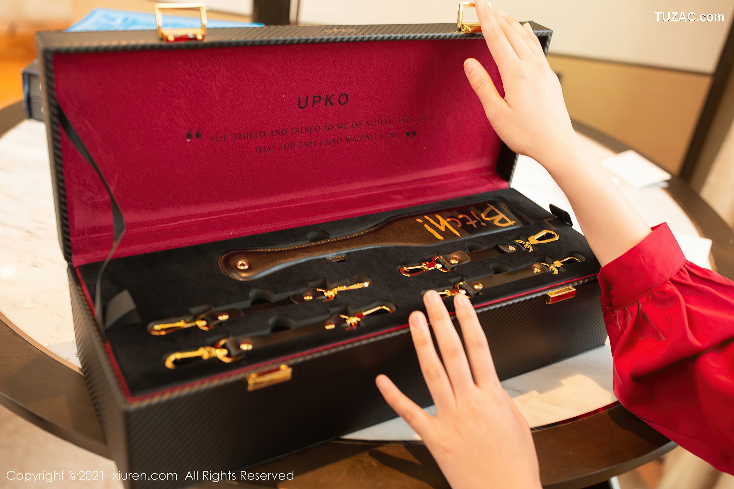 XiuRen秀人网-3819-陆萱萱-猩红艳丽服饰白短裙黑丝裤袜迷人-2021.08.18