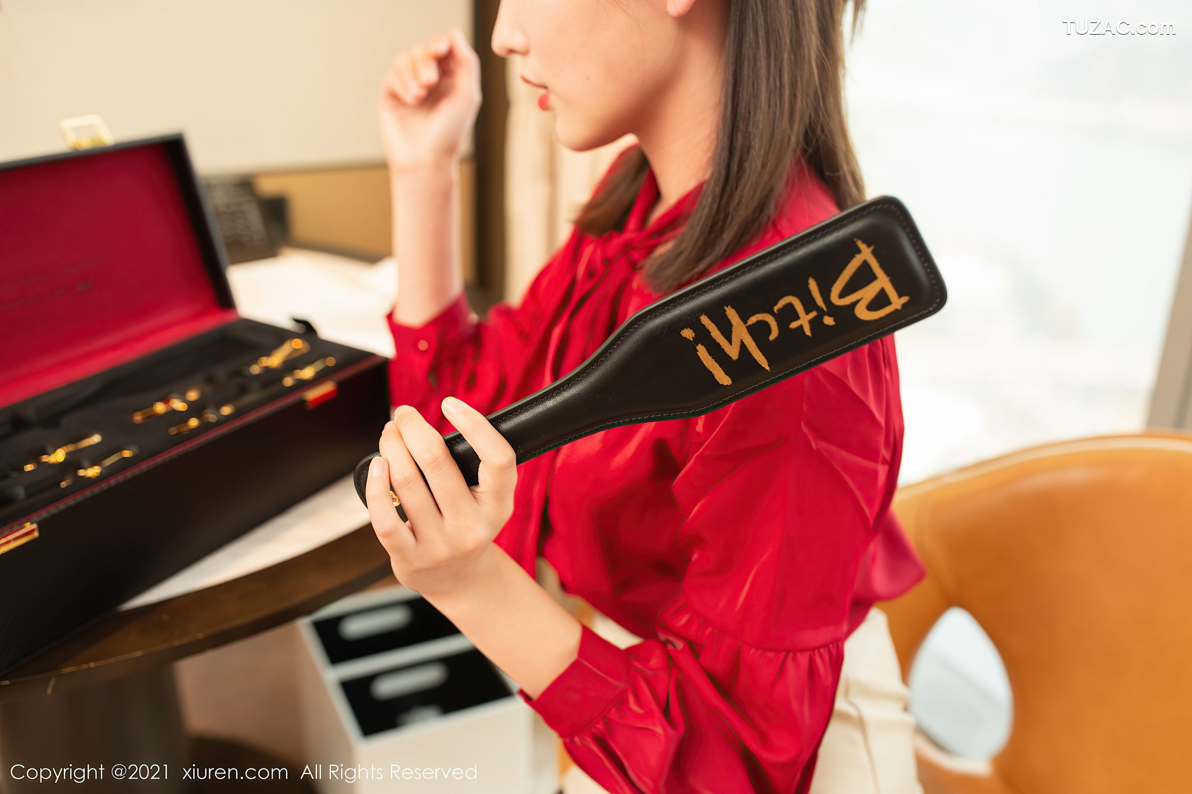 XiuRen秀人网-3819-陆萱萱-猩红艳丽服饰白短裙黑丝裤袜迷人-2021.08.18