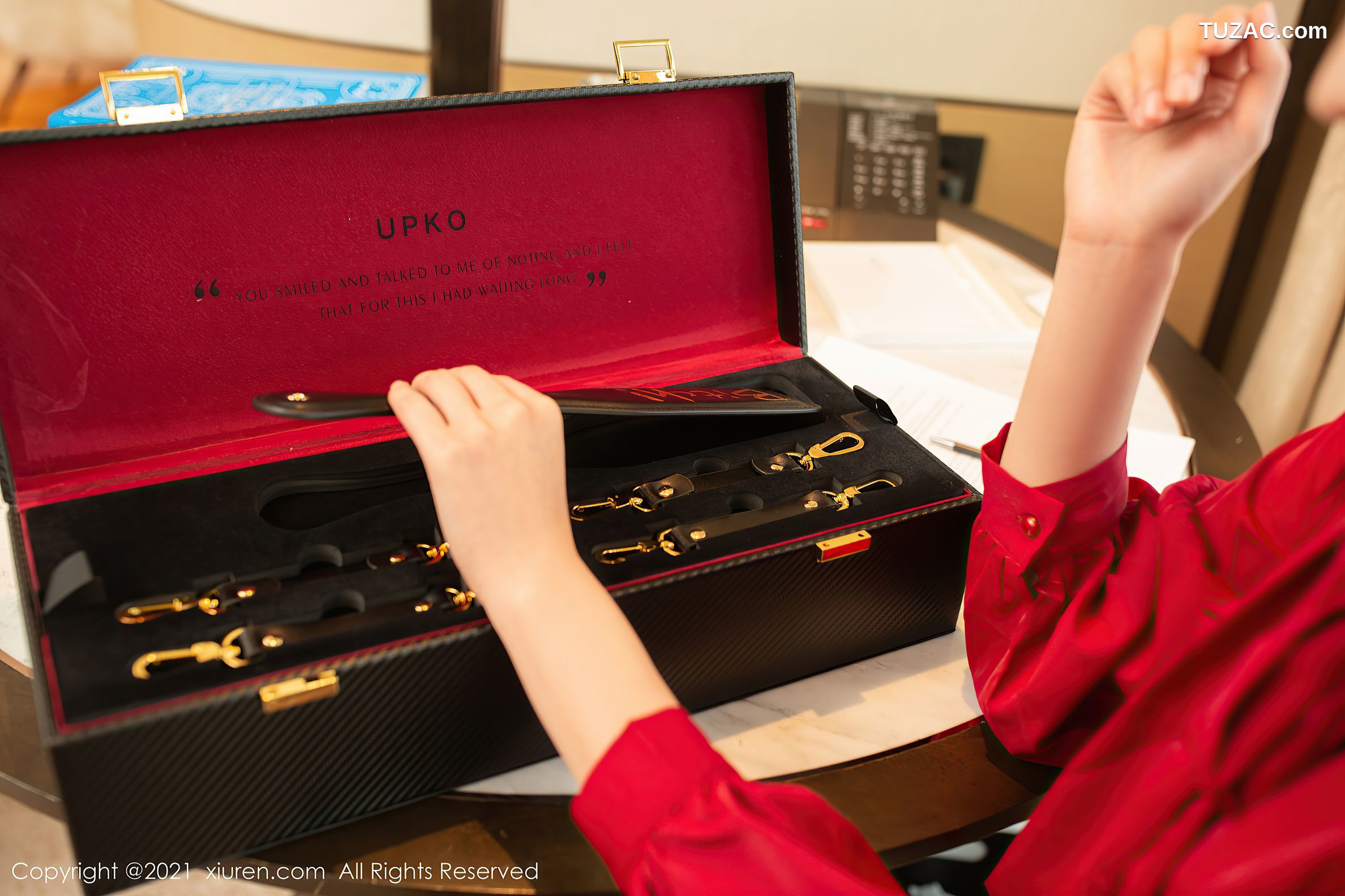 XiuRen秀人网-3819-陆萱萱-猩红艳丽服饰白短裙黑丝裤袜迷人-2021.08.18