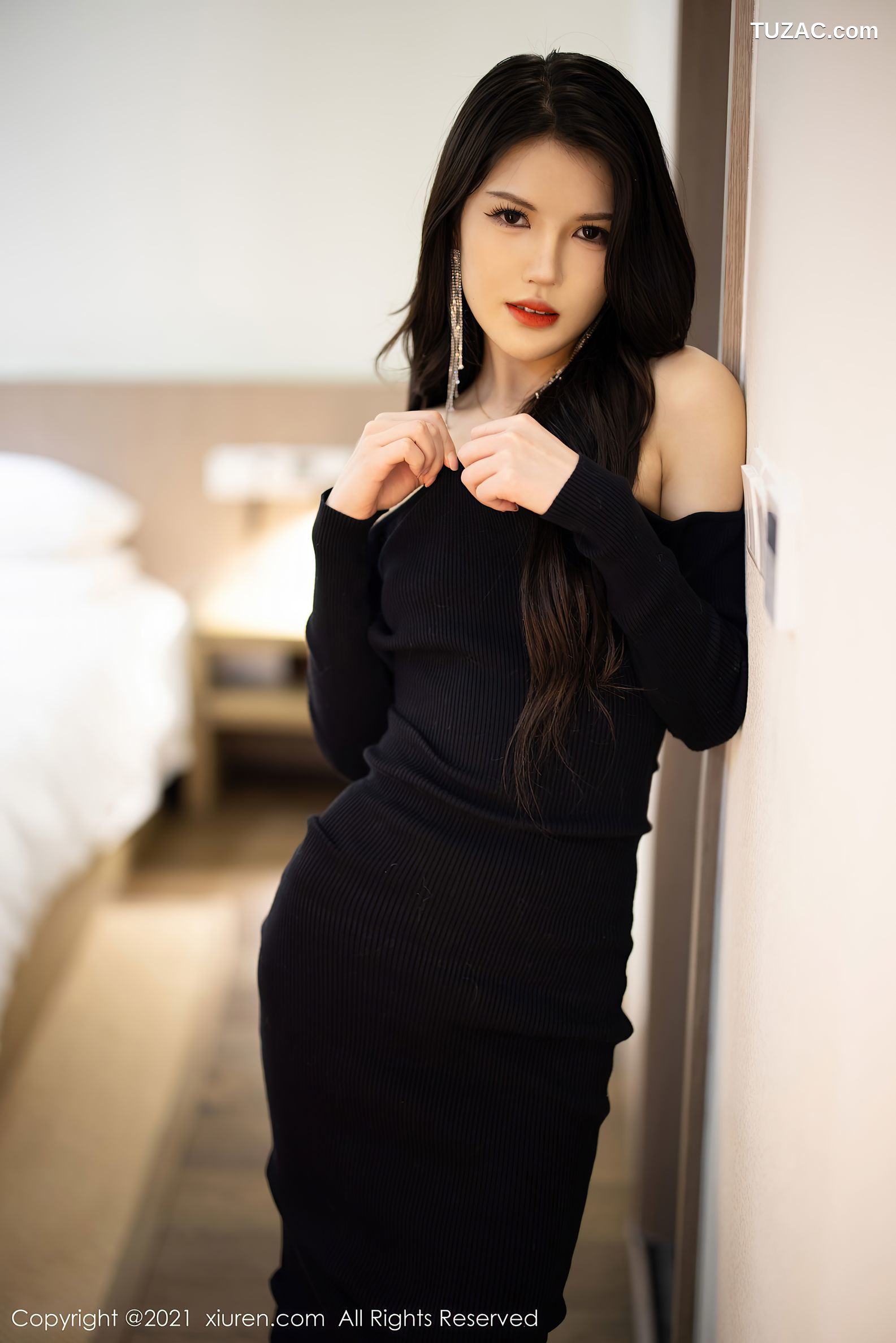 XiuRen秀人网-3822-媛媛酱belle-杭州旅拍黑色典雅礼裙黑丝裤袜魅惑-2021.08.19