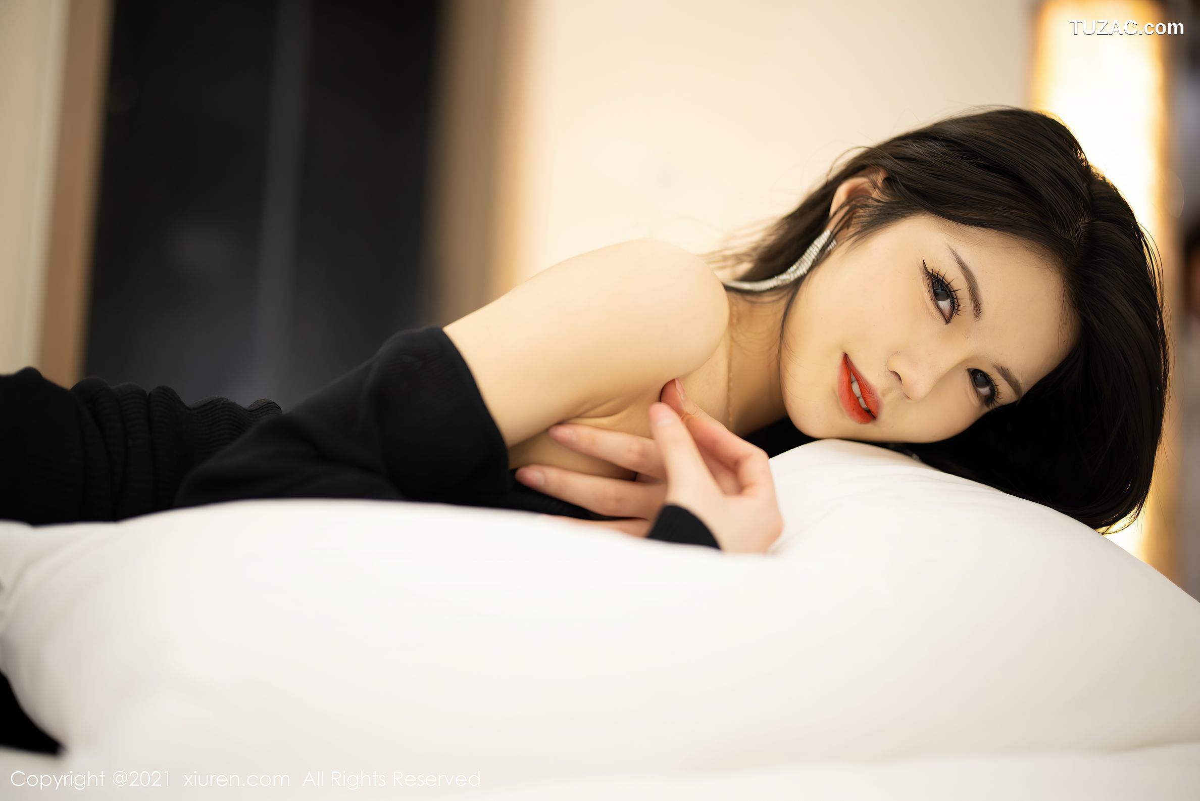 XiuRen秀人网-3822-媛媛酱belle-杭州旅拍黑色典雅礼裙黑丝裤袜魅惑-2021.08.19