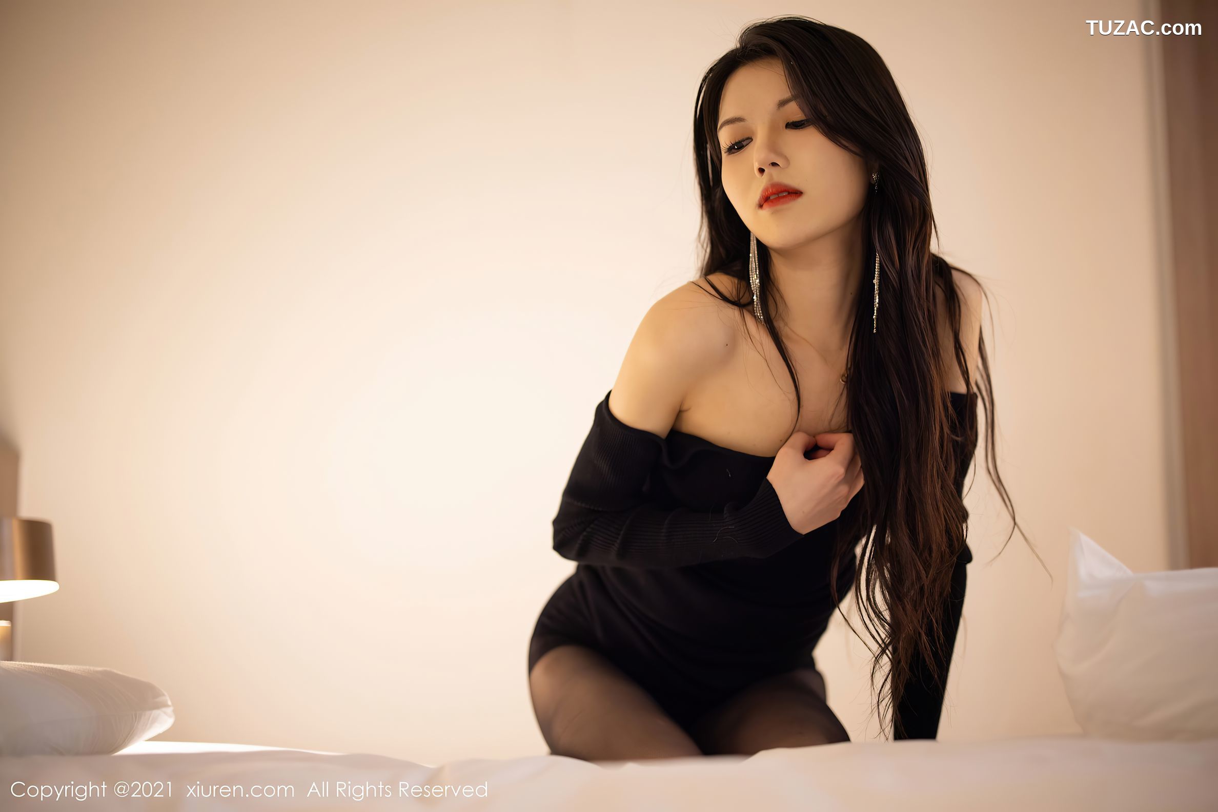 XiuRen秀人网-3822-媛媛酱belle-杭州旅拍黑色典雅礼裙黑丝裤袜魅惑-2021.08.19