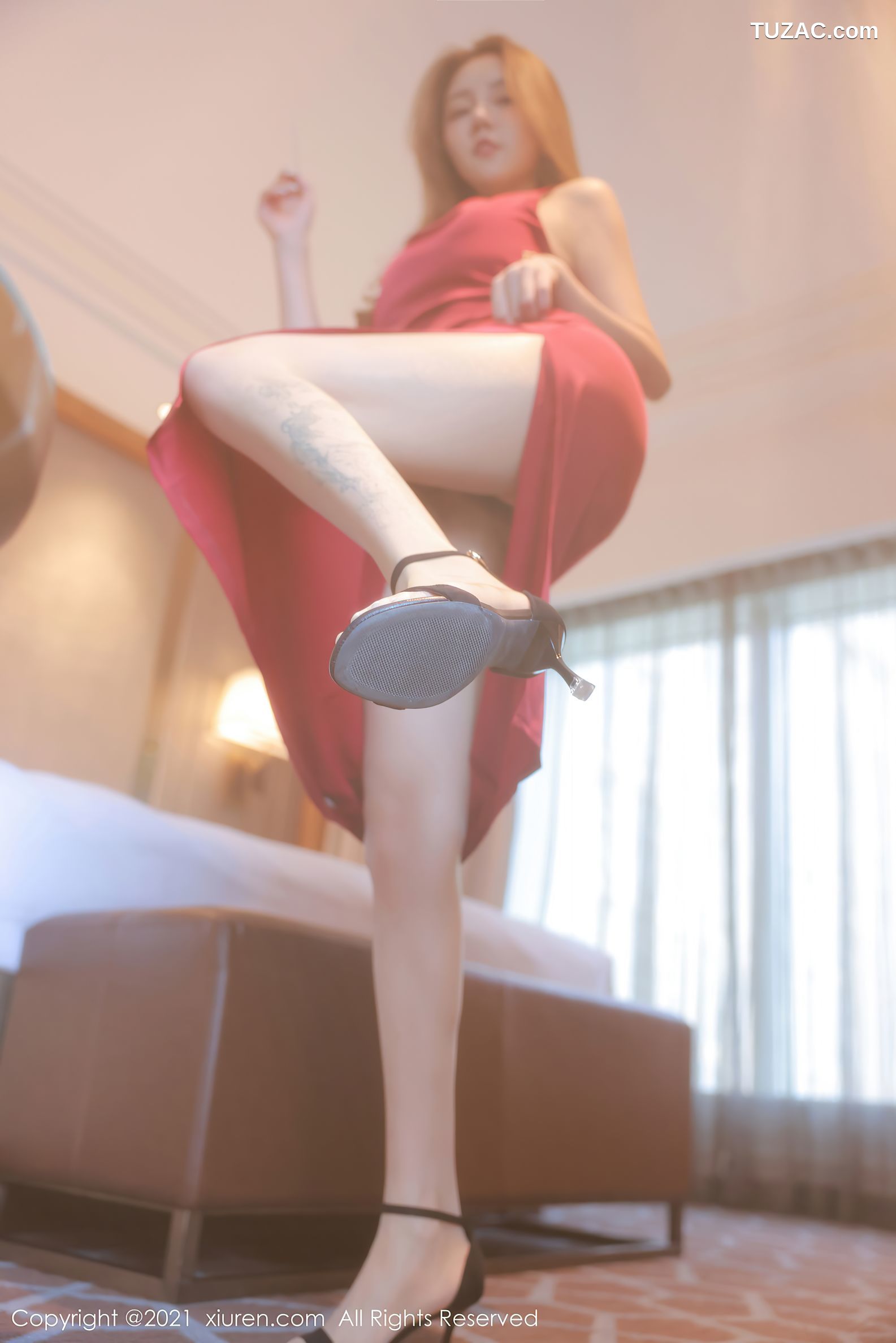 XiuRen秀人网-3823-夏西CiCi-澳门旅拍猩红华丽吊带裙-2021.08.19