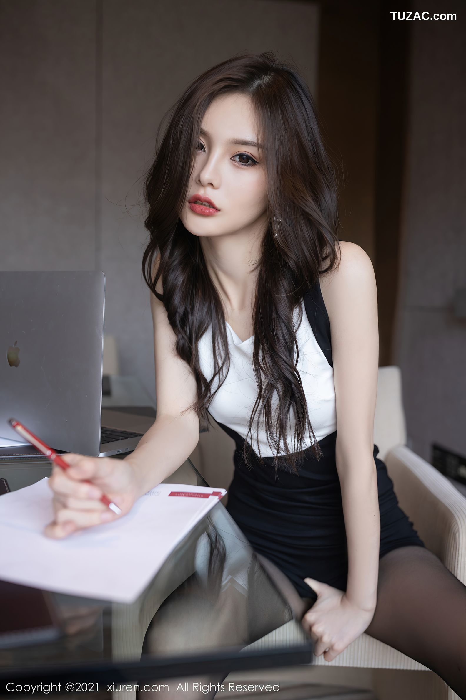 XiuRen秀人网-3824-王心怡-会议室主题连身裙性感内衣超薄黑丝迷人-2021.08.19