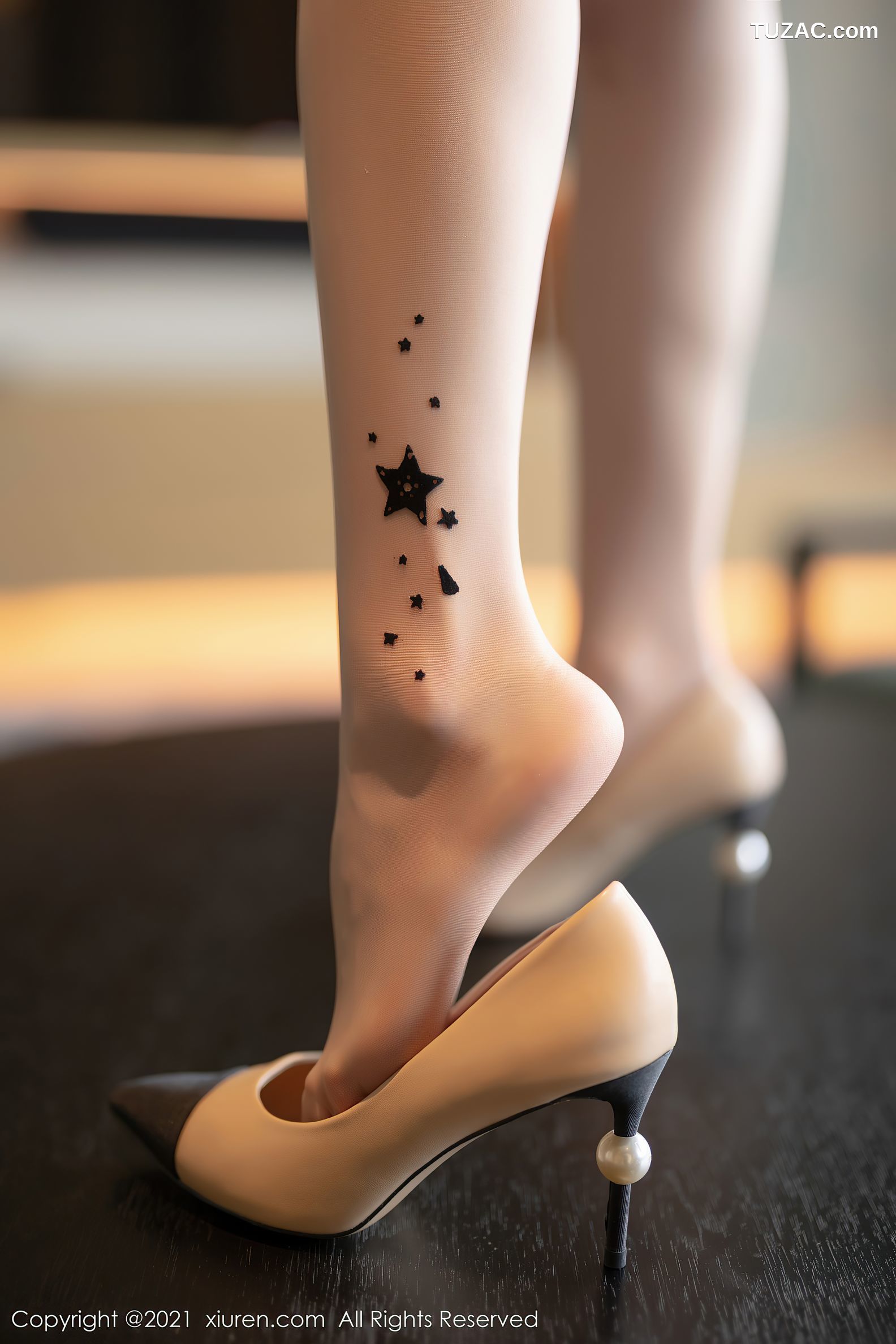 XiuRen秀人网-3859-梦心月-江浙沪旅拍魅惑黑色-鲜艳绿色服饰-2021.08.26