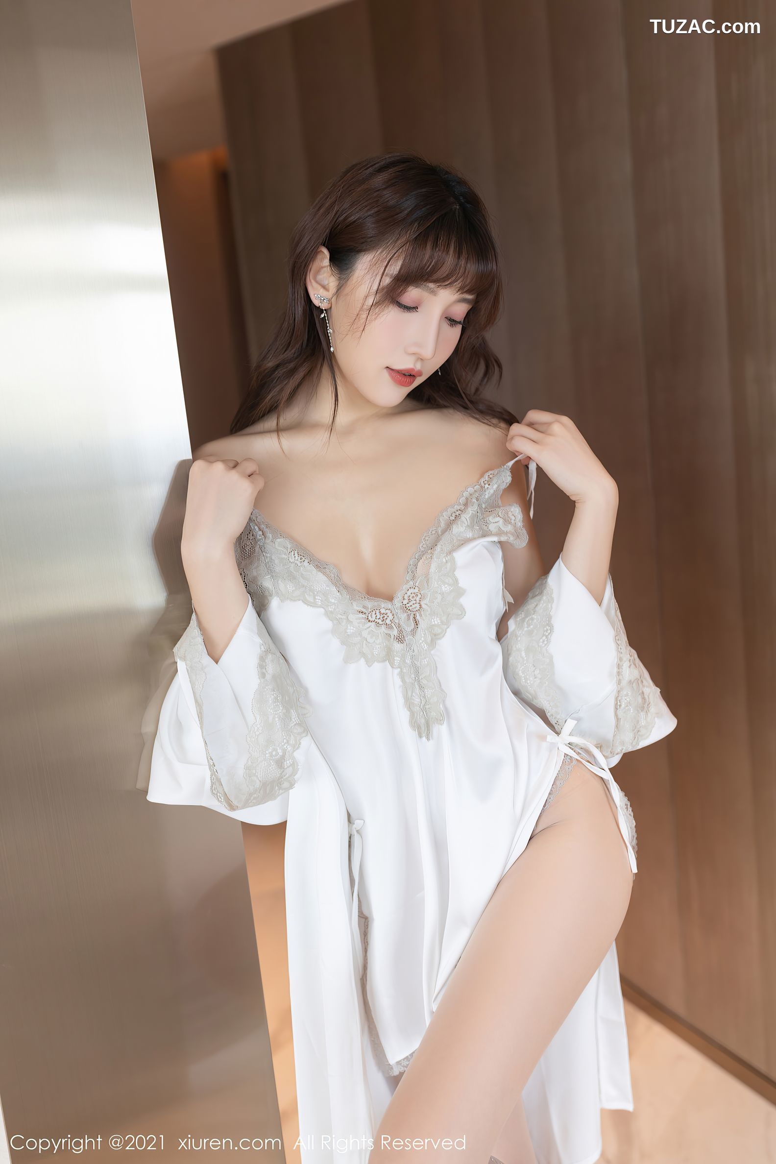 XiuRen秀人网-3861-陆萱萱-居家睡衣主题撩裙超薄肉丝裤袜-2021.08.26