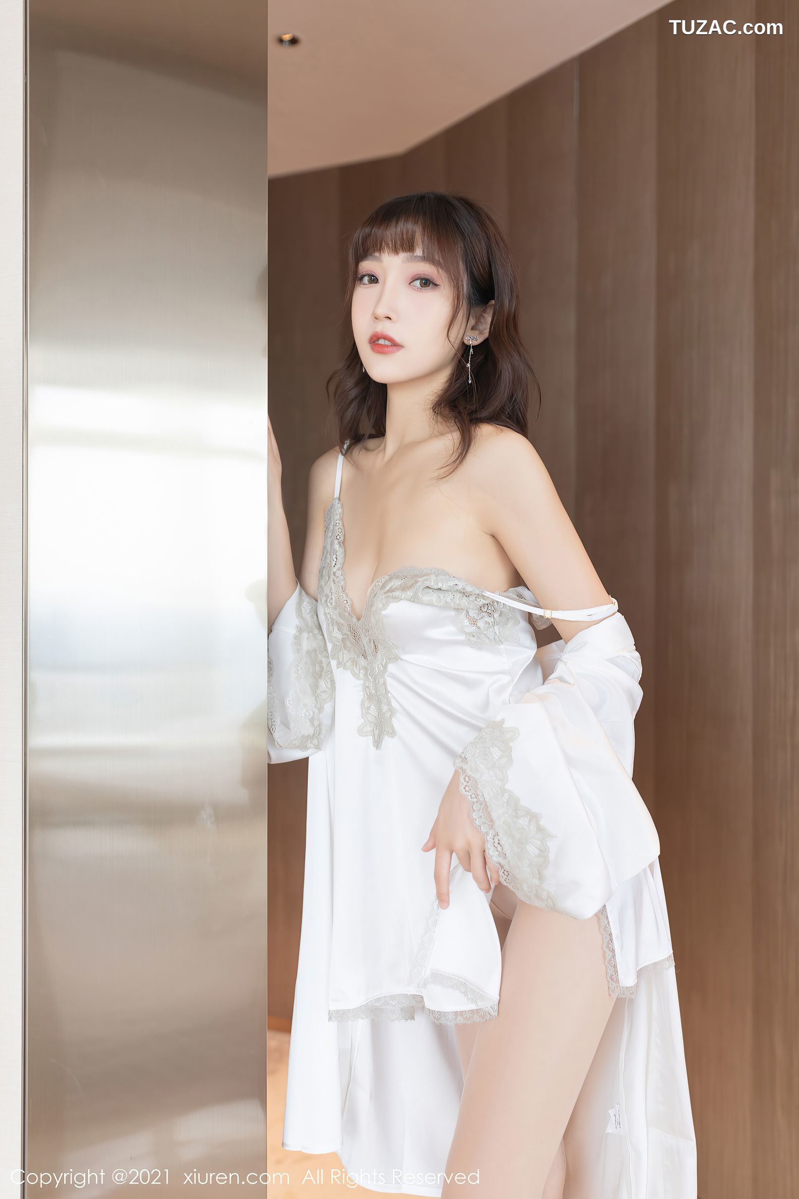 XiuRen秀人网-3861-陆萱萱-居家睡衣主题撩裙超薄肉丝裤袜-2021.08.26