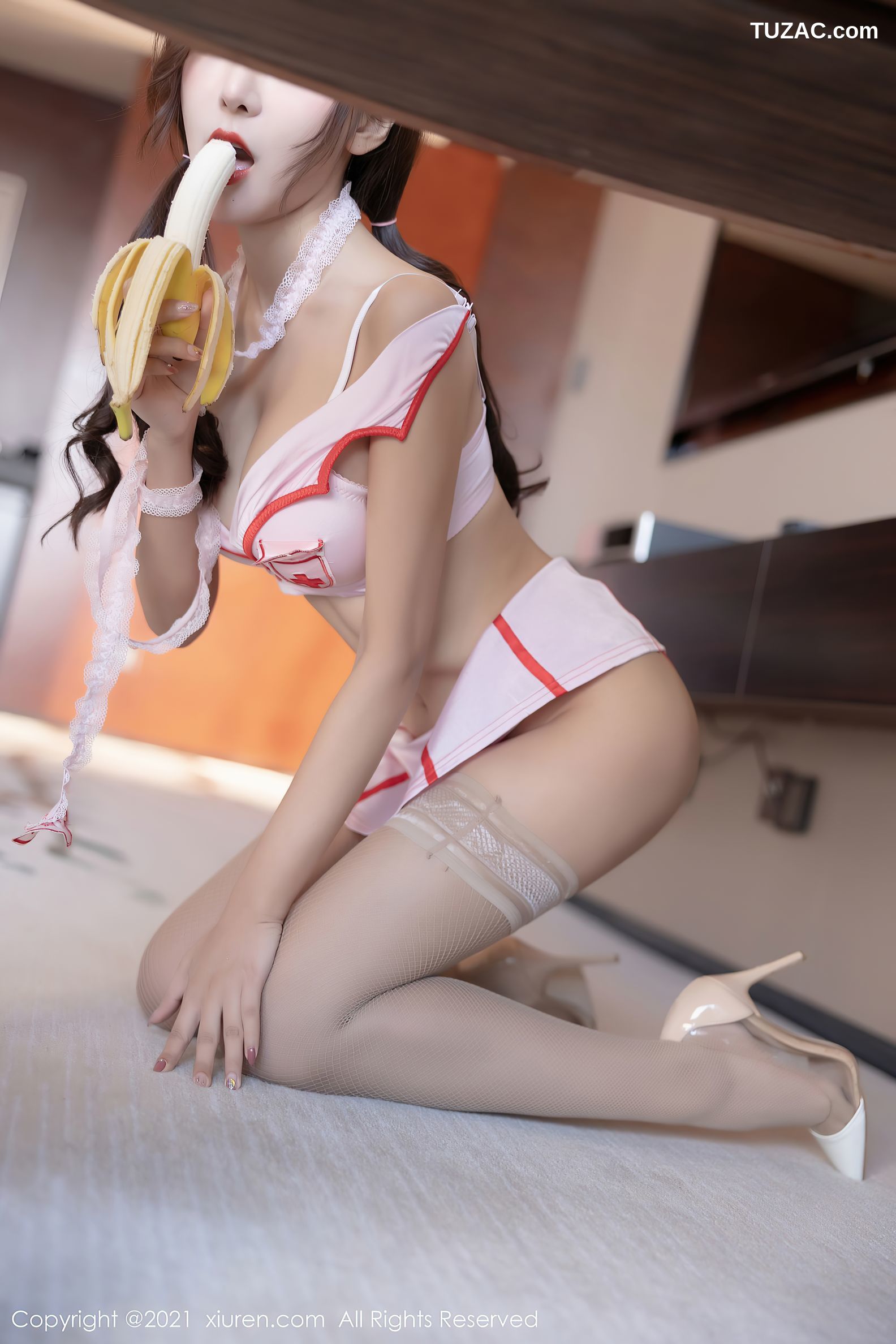 XiuRen秀人网-3883-王馨瑶-动人护士制服肉丝网袜-2021.09.01