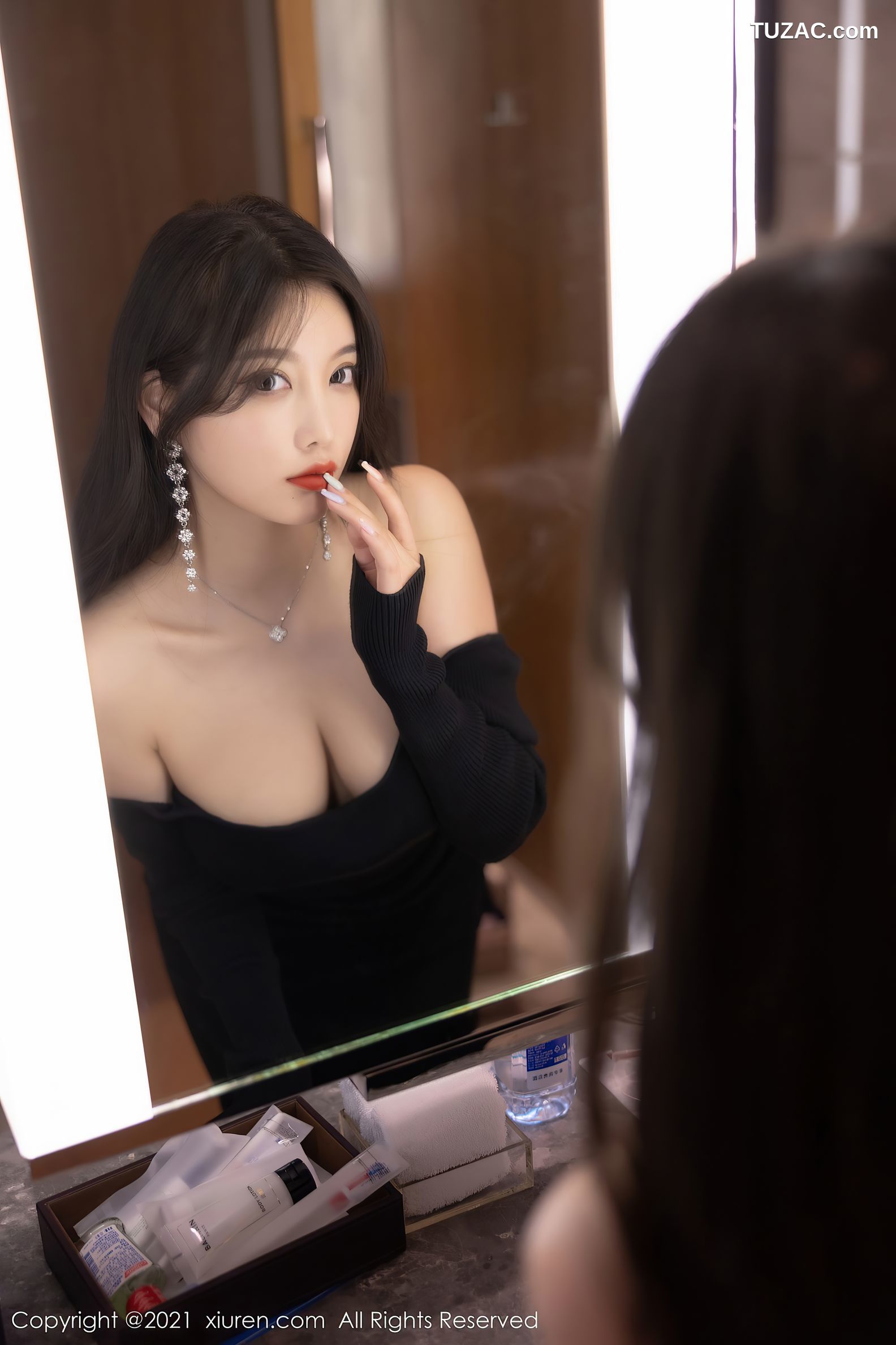 XiuRen秀人网-3911-杨晨晨Yome-典雅魅惑黑色服饰黑丝裤袜-2021.09.07