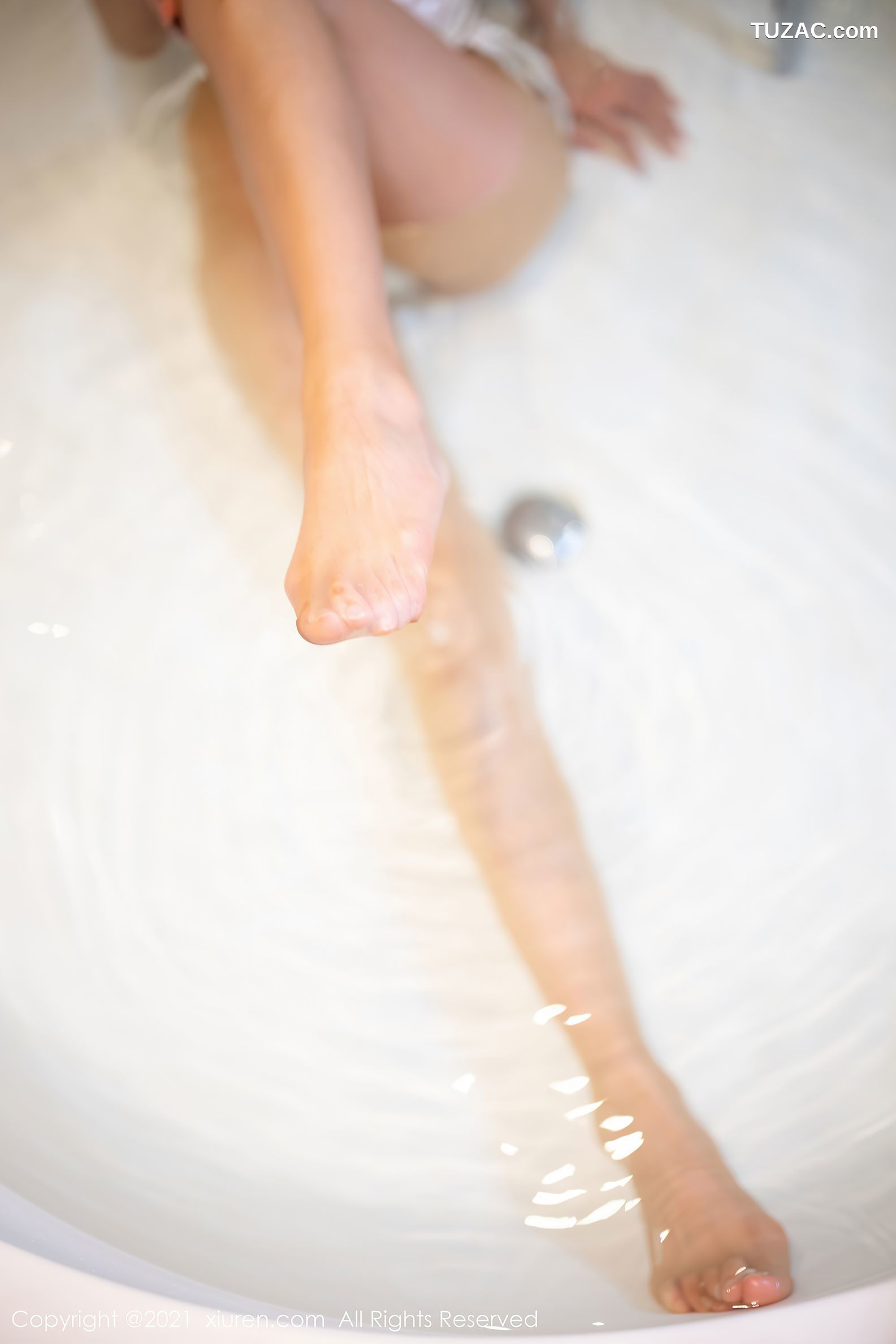 XiuRen秀人网-3928-方子萱-杭州旅拍浴室高叉连体衣肉丝裤袜湿身-2021.09.10