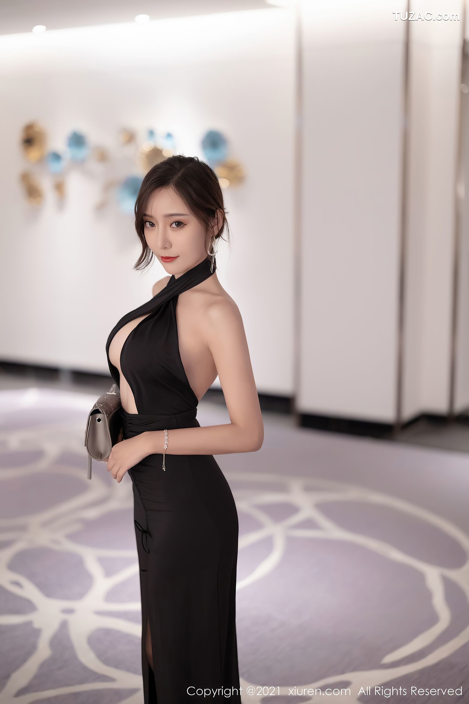 XiuRen秀人网-3944-王馨瑶-深圳旅拍粉色古韵旗袍肉丝裤袜-2021.09.14