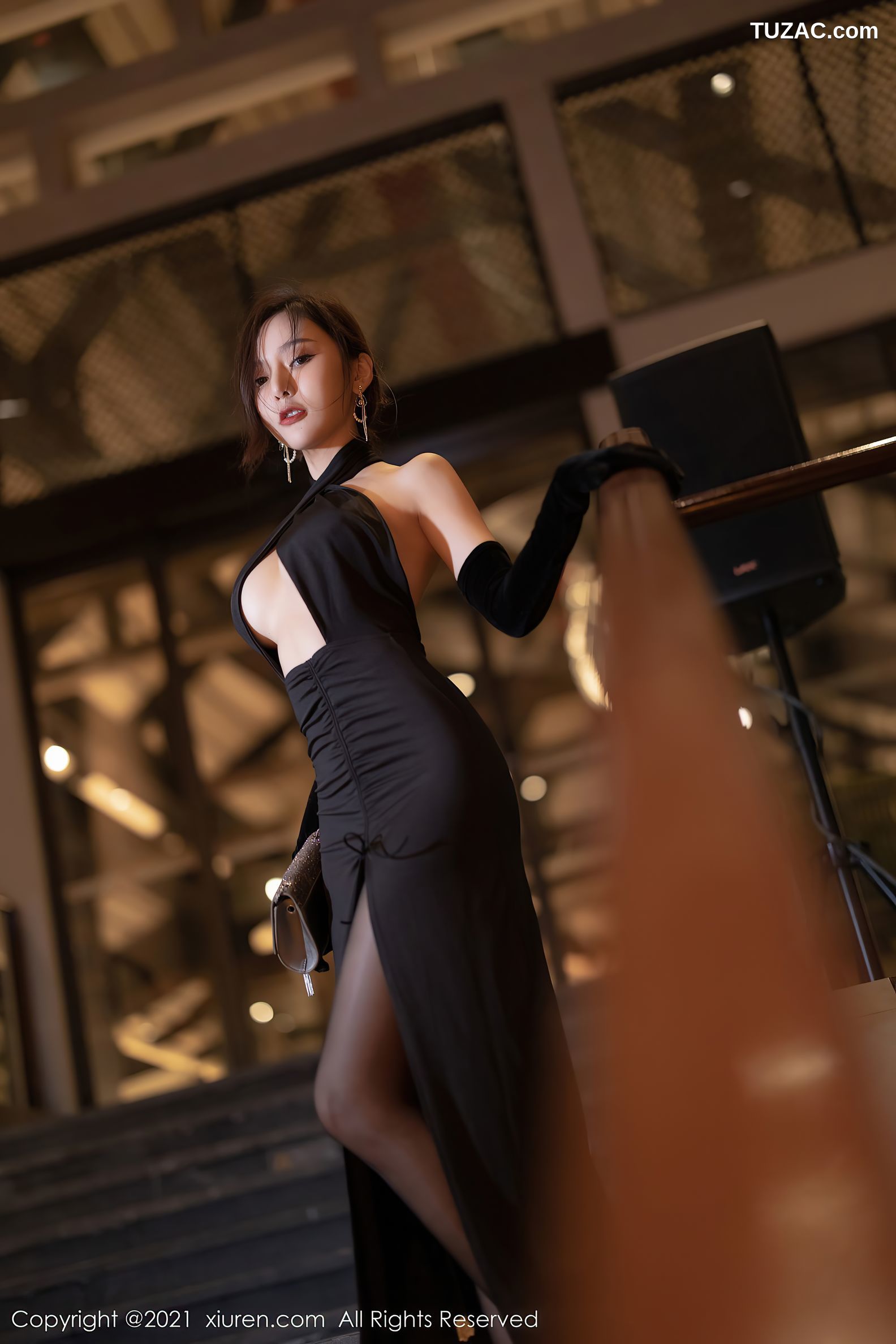 XiuRen秀人网-3944-王馨瑶-深圳旅拍粉色古韵旗袍肉丝裤袜-2021.09.14