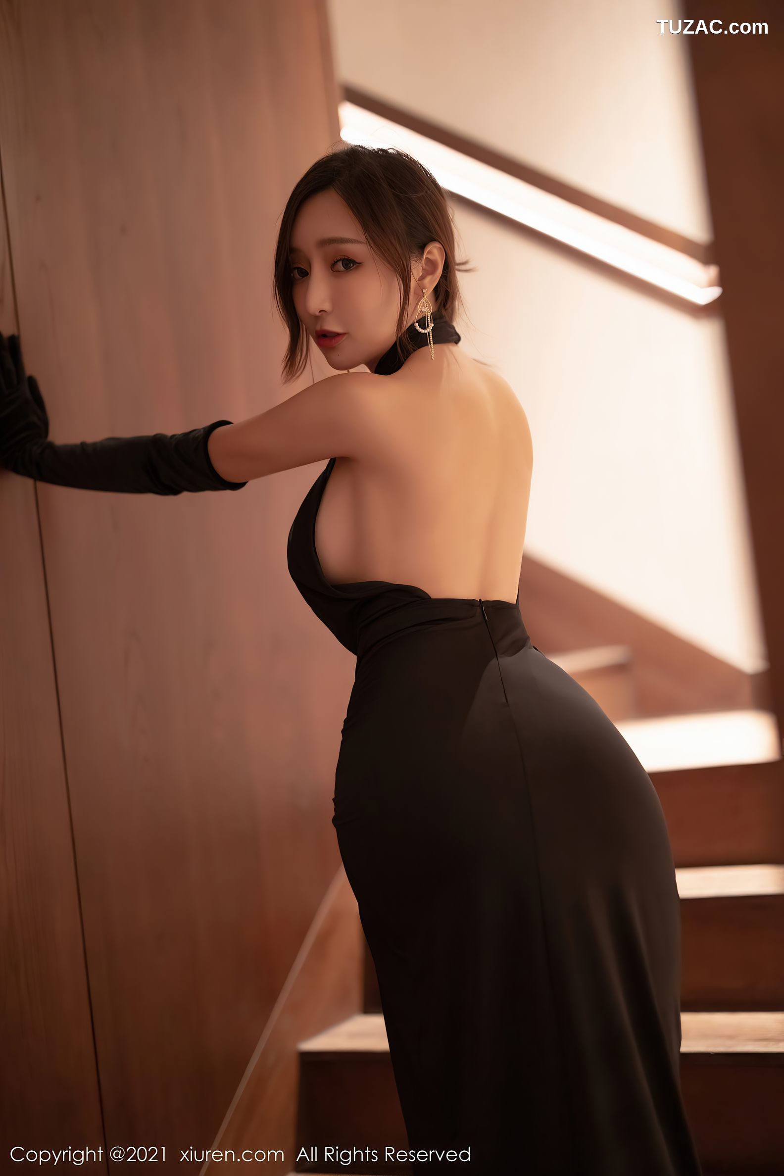 XiuRen秀人网-3944-王馨瑶-深圳旅拍粉色古韵旗袍肉丝裤袜-2021.09.14