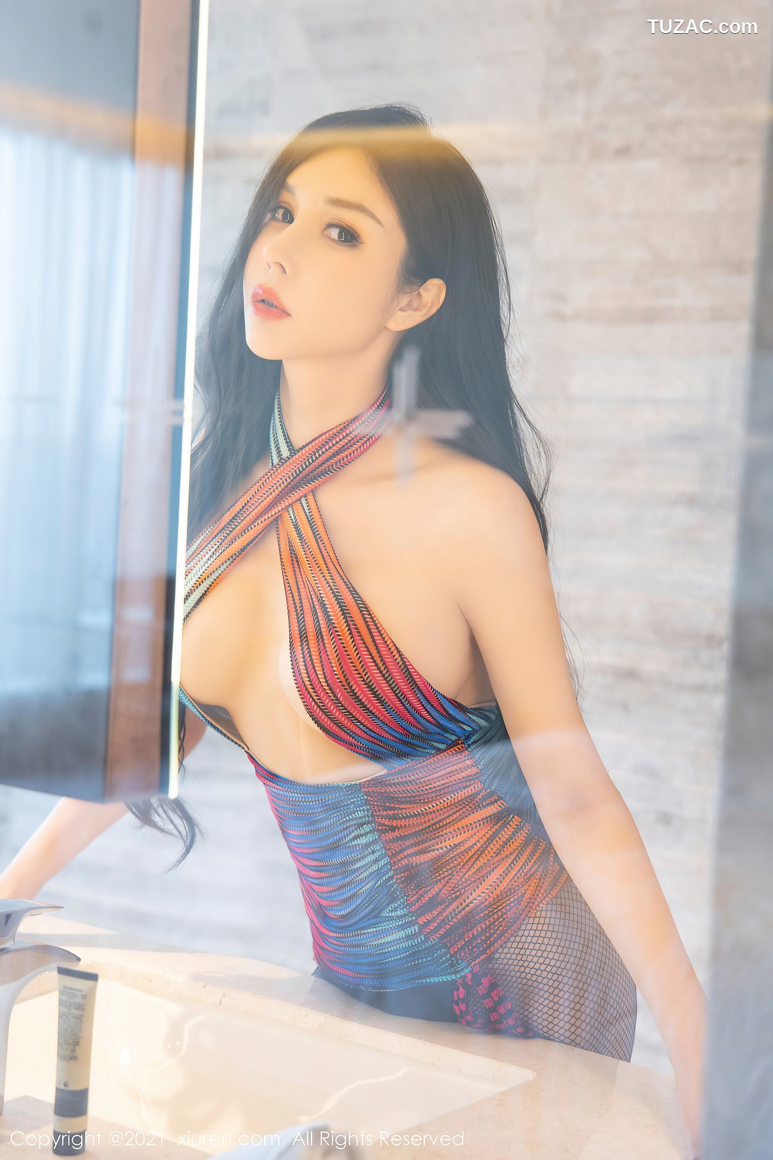 XiuRen秀人网-3945-田冰冰-三亚旅拍绚丽色彩礼服黑丝网袜-2021.09.15