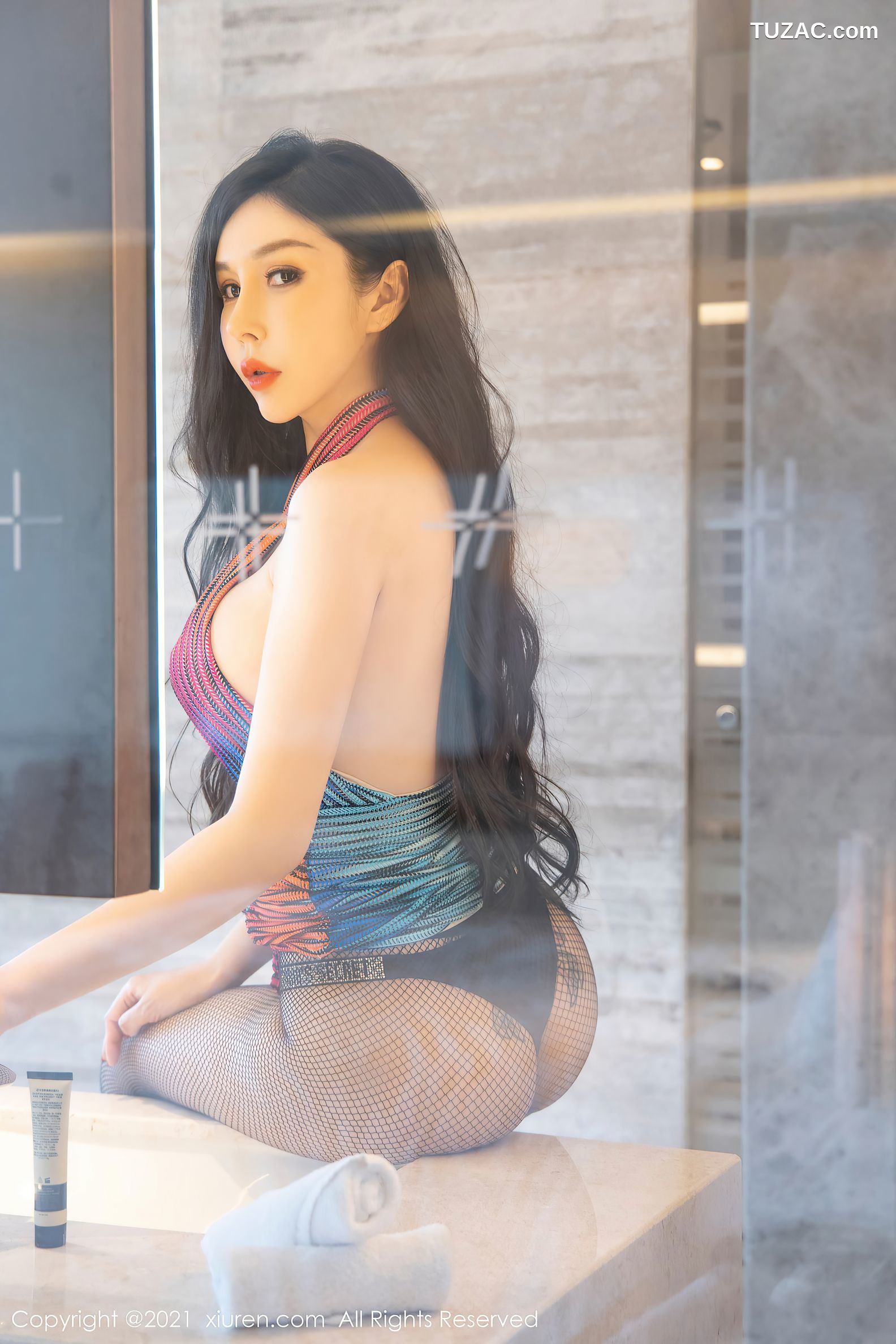XiuRen秀人网-3945-田冰冰-三亚旅拍绚丽色彩礼服黑丝网袜-2021.09.15