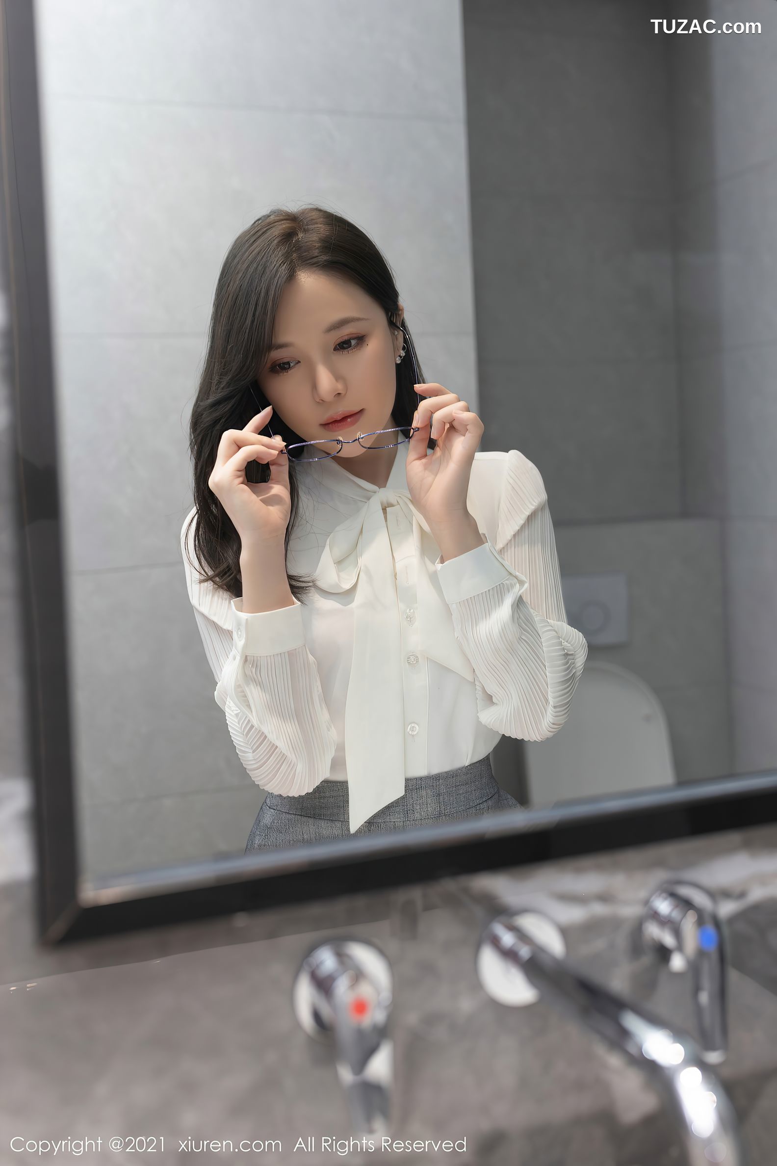 XiuRen秀人网-3972-鱼子酱Fish-江浙沪旅拍半性感粉色内衣-2021.09.18