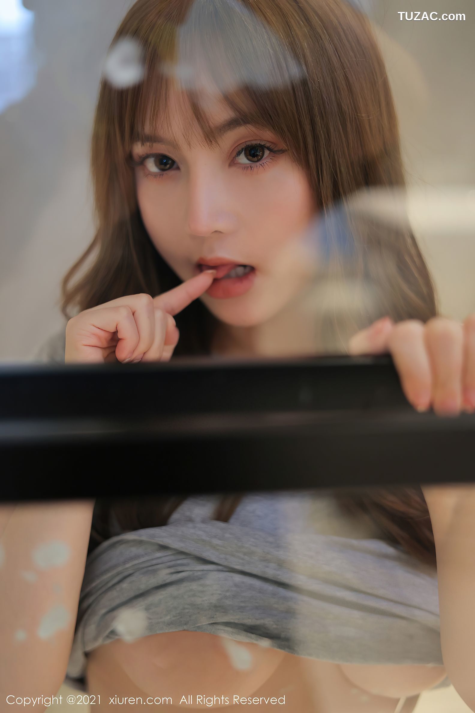 XiuRen秀人网-3974-豆瓣酱-沙发超薄肉丝裤袜-2021.09.22