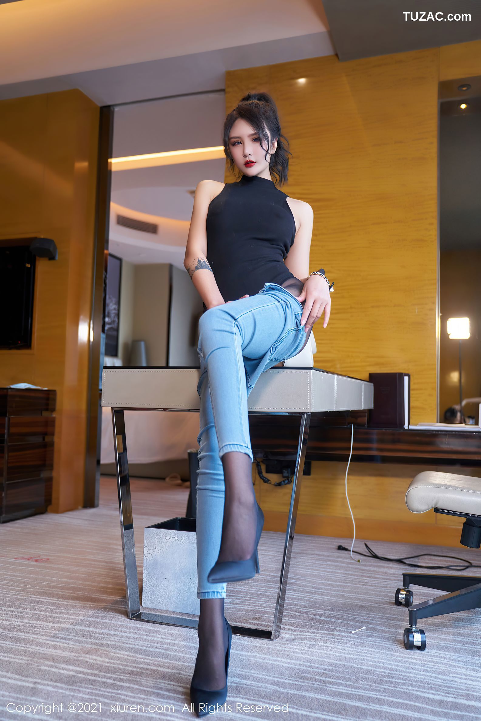 XiuRen秀人网-3976-尹菲-云南旅拍牛仔裤超薄黑丝裤袜撕扯-2021.09.22