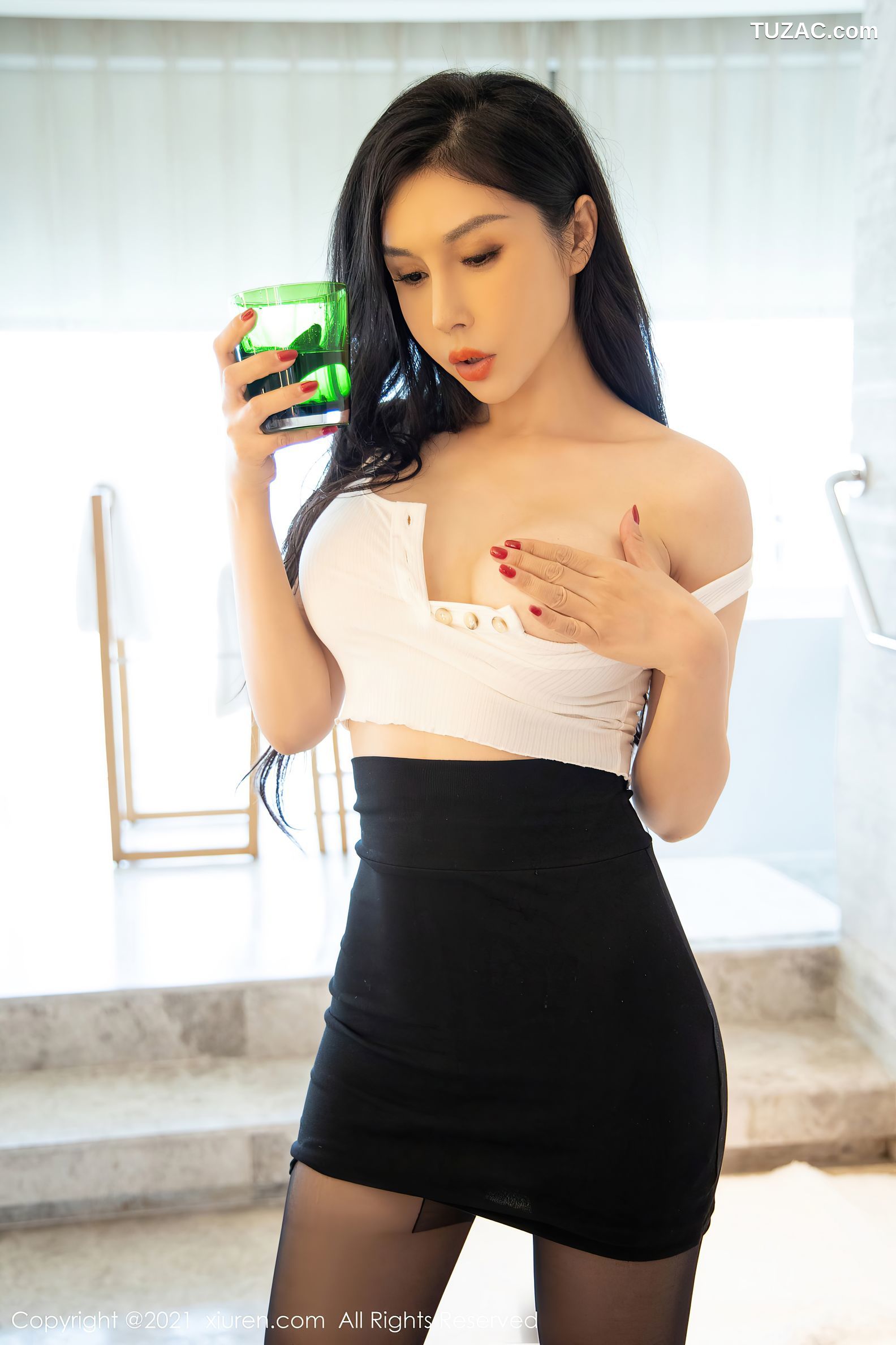 XiuRen秀人网-3993-田冰冰-三亚旅拍黑白搭主题短裙下超薄黑丝-2021.09.26