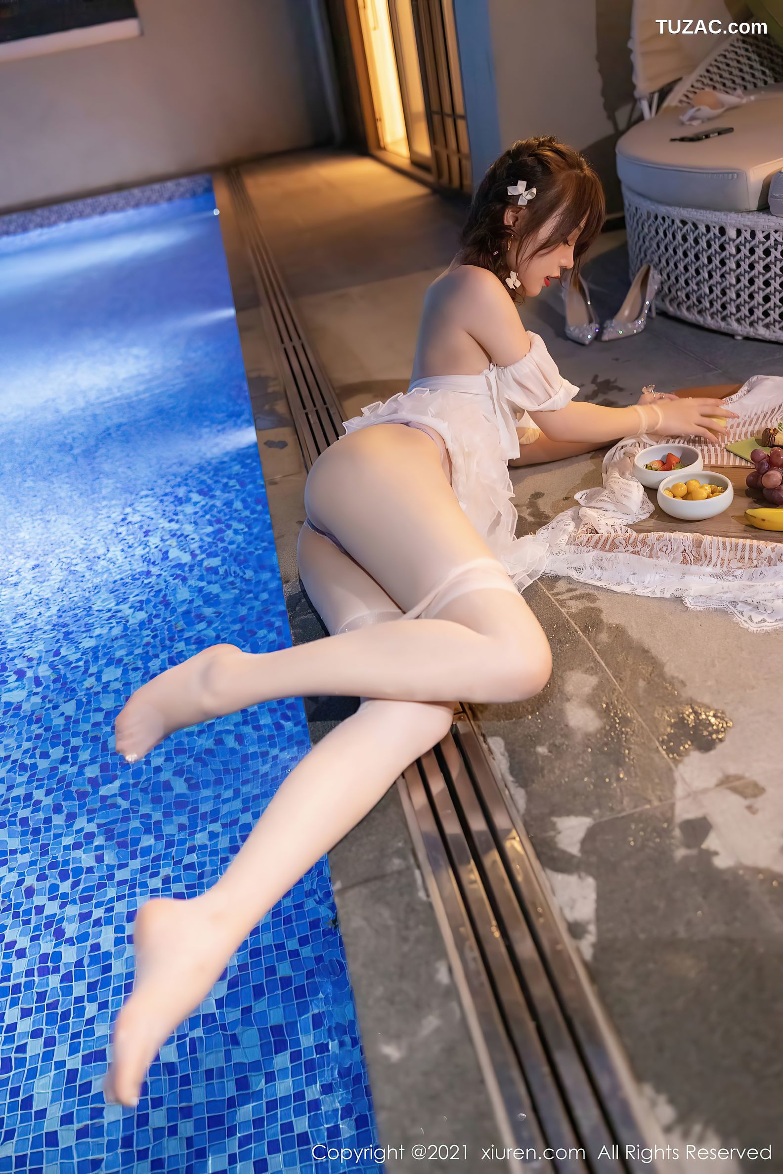 XiuRen秀人网-3998-芝芝Booty-深圳旅拍泳池边白色薄纱服饰肉丝-2021.09.26